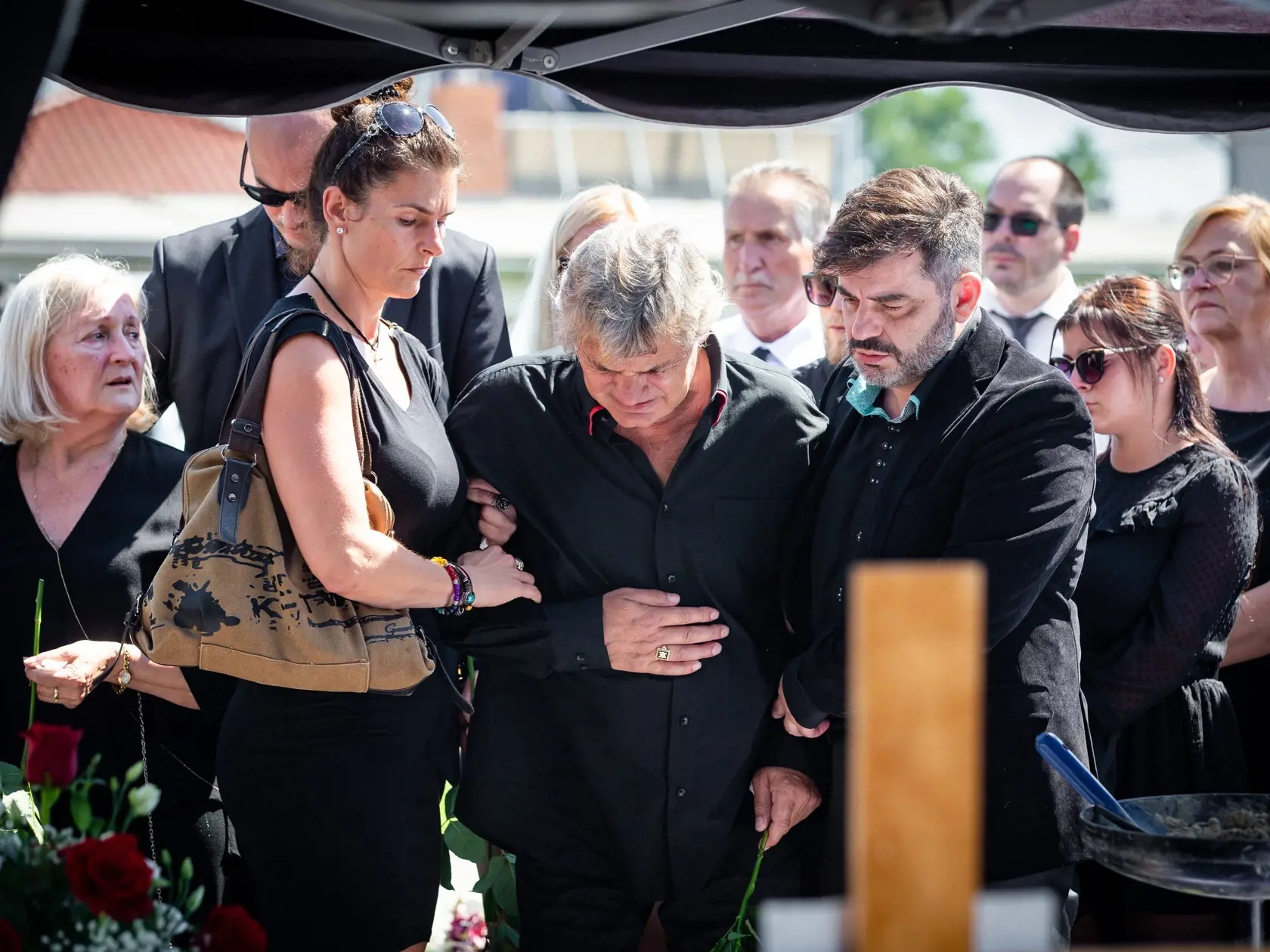 Júl 2020: Pohreb manželky Otta Weitera Andrey Fischer na cintoríne v Dunajskej Lužnej. Na snímke spevák Otto Weiter s dcérou Andreou a Norom Mészárošom.