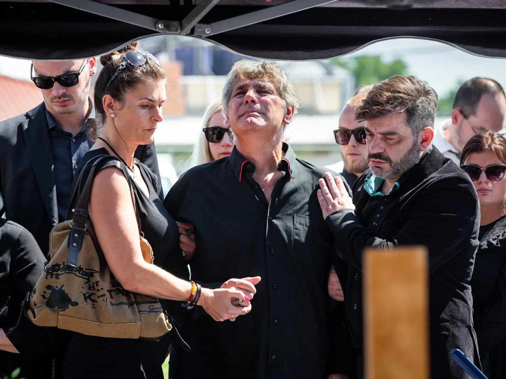 Júl 2020: Pohreb manželky Otta Weitera Andrey Fischer na cintoríne v Dunajskej Lužnej. Na snímke spevák Otto Weiter s dcérou Andreou a Norom Mészárošom.