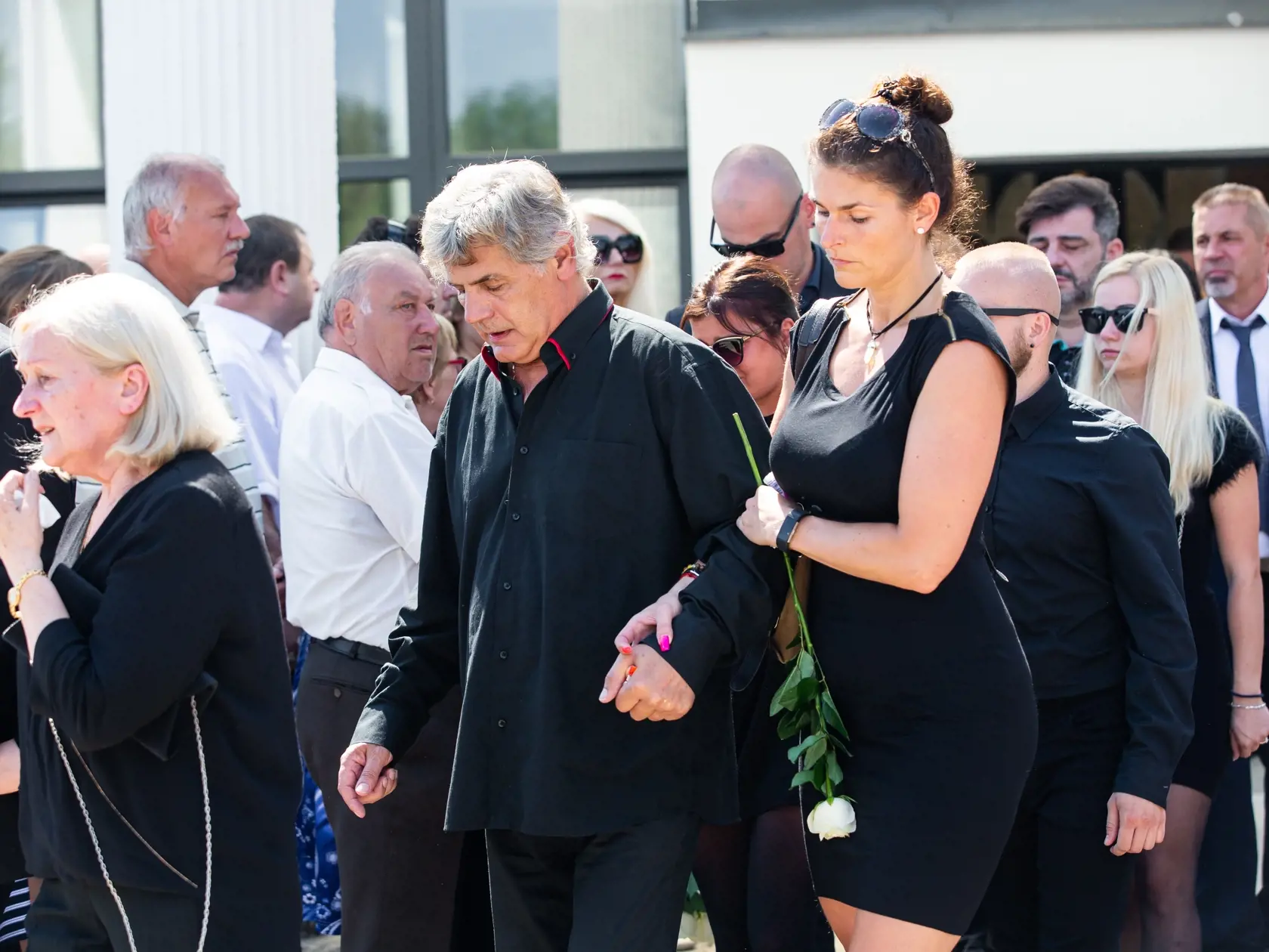 Júl 2020: Pohreb manželky Otta Weitera Andrey Fischer na cintoríne v Dunajskej Lužnej. Na snímke zdrvený spevák Otto Weiter s dcérou Andreou.