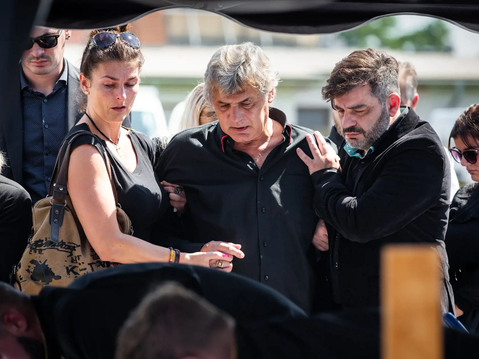 Júl 2020: Pohreb manželky Otta Weitera Andrey Fischer na cintoríne v Dunajskej Lužnej. Na snímke spevák Otto Weiter s dcérou Andreou a Norom Mészárošom.