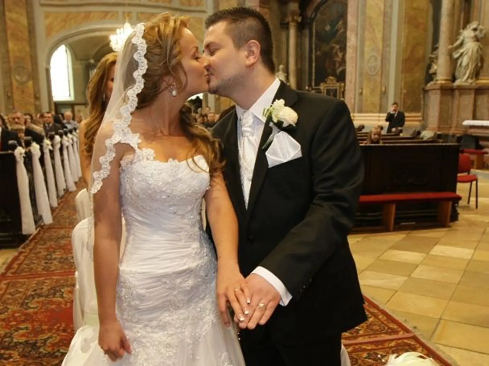 DANIELA NÍZLOVÁ A BRAŇO JANČICH: Brali sa
len nedávno 15. mája, a tak sme sa speváčky opýtali
na jej názor na mladomanželské pôžičky. „Myslím si,
že je to veľmi dobrá vec. Pamätám si, že moji rodičia
kedysi tiež využili mladomanželskú pôžičku.
Rozhodne to mladým párom môže pomôcť.“