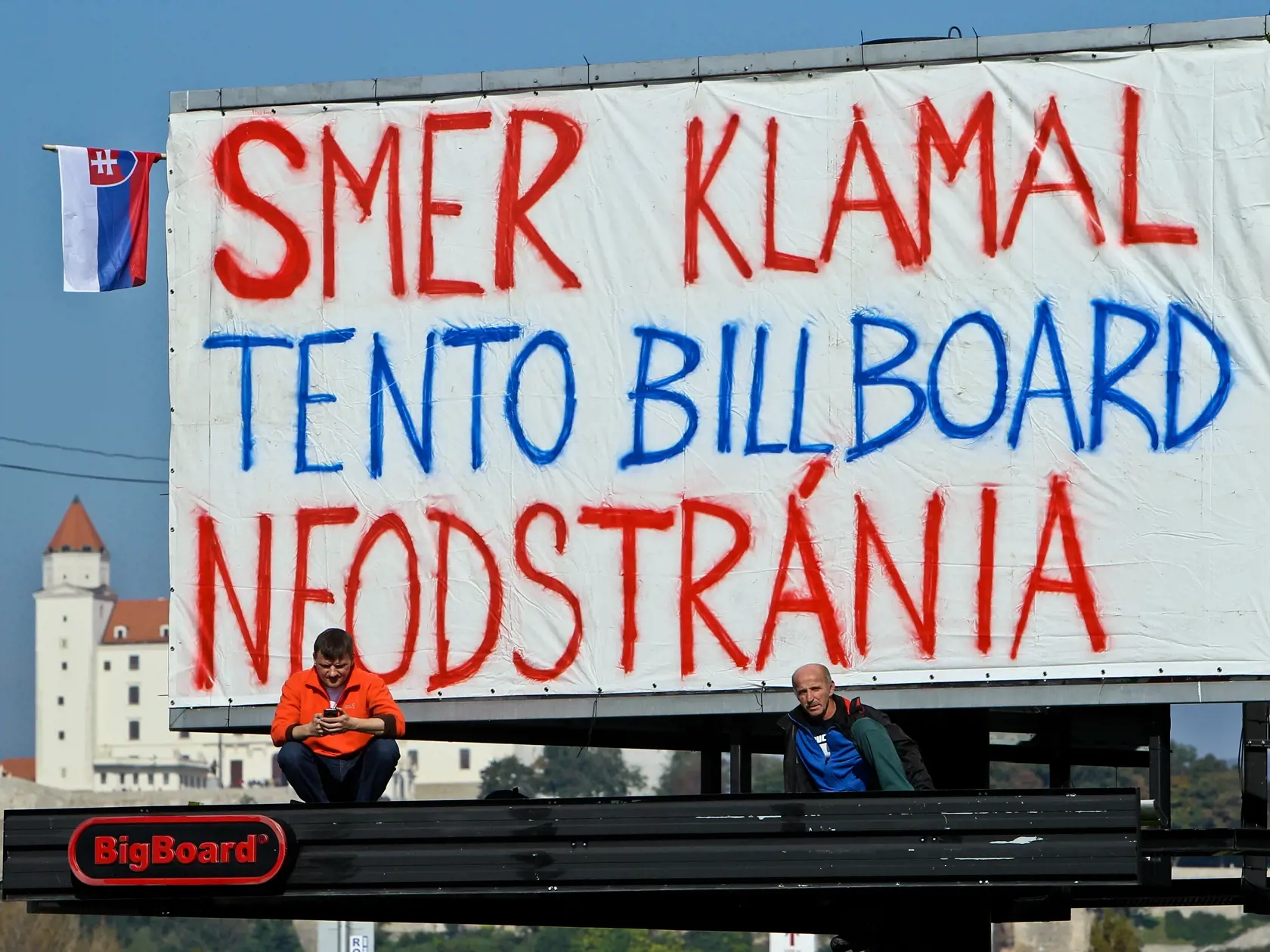 Alojz Hlina obsadil jeden z billboardov v nájazde na most SNP. Hlina tvrdil, že billboard je nelegálne postavený na pozemku mesta.