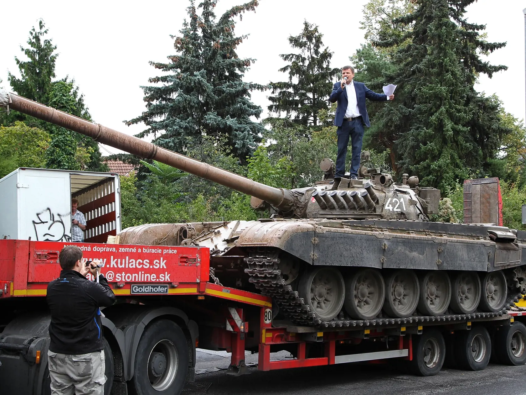 Alojz Hlina doviezol v roku 2012 tank pred dom Vasila Biľaka, vtedy posledného žijúceho zo 4 ľudí, ktorí podpísali vpád sovietskych vojsk na územie Československa. Chcel, aby videl, aké je to pozerať sa do kanónu tanku.