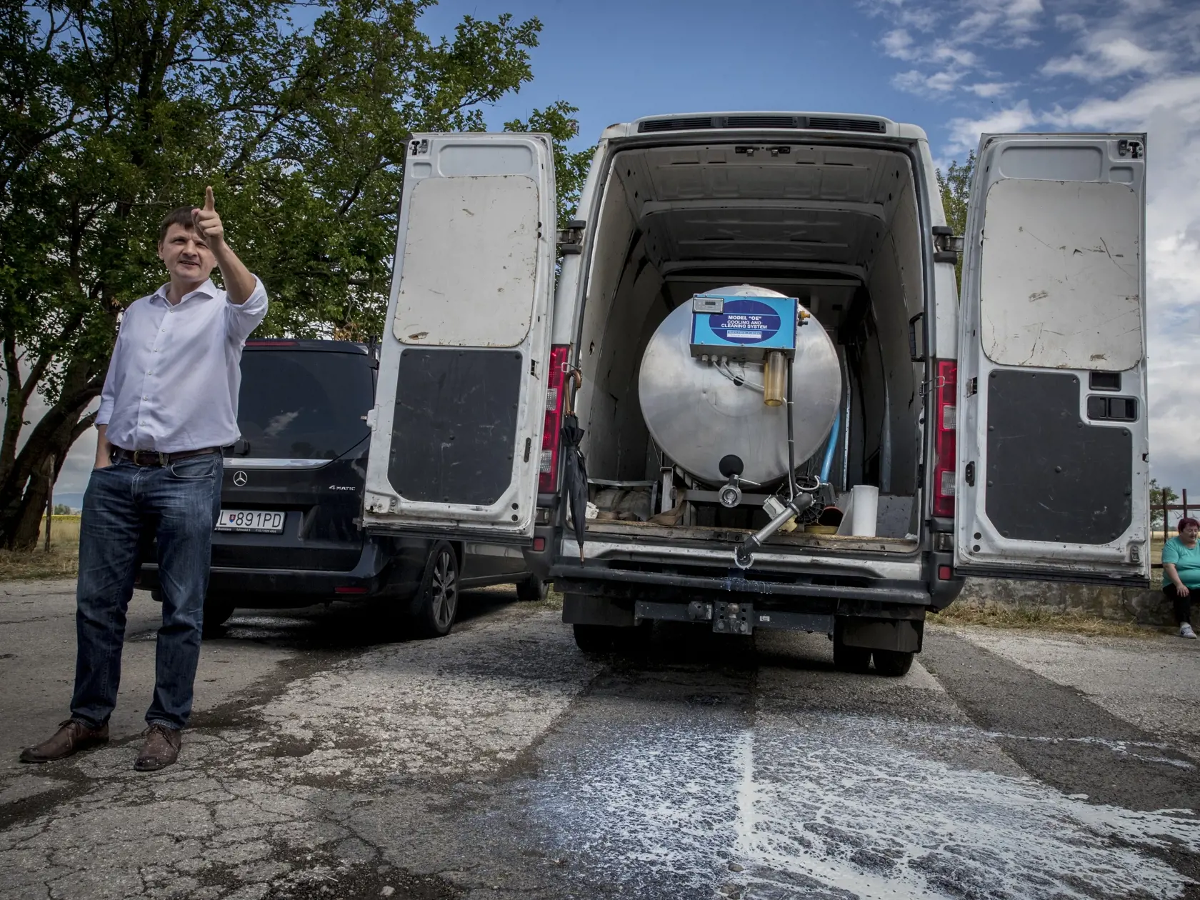 Vtedajší predseda vlády Robert Fico absolvoval spoločne s ministerkou pôdohospodárstva Gabrielou Matečnou výjazd do obce Drahovce. Pred bránu družstva prišiel Alojz Hlina protestovať proti zrušeniu stretnutia ministerky Matečnej s chovateľmi oviec.