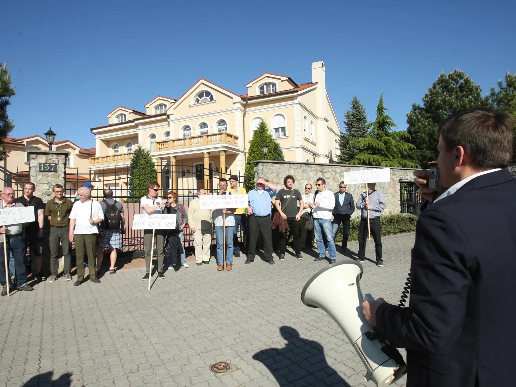 Protest Alojza Hlinu pred domom oligarchu Juraja Širokého kvôli kauze Váhostav.