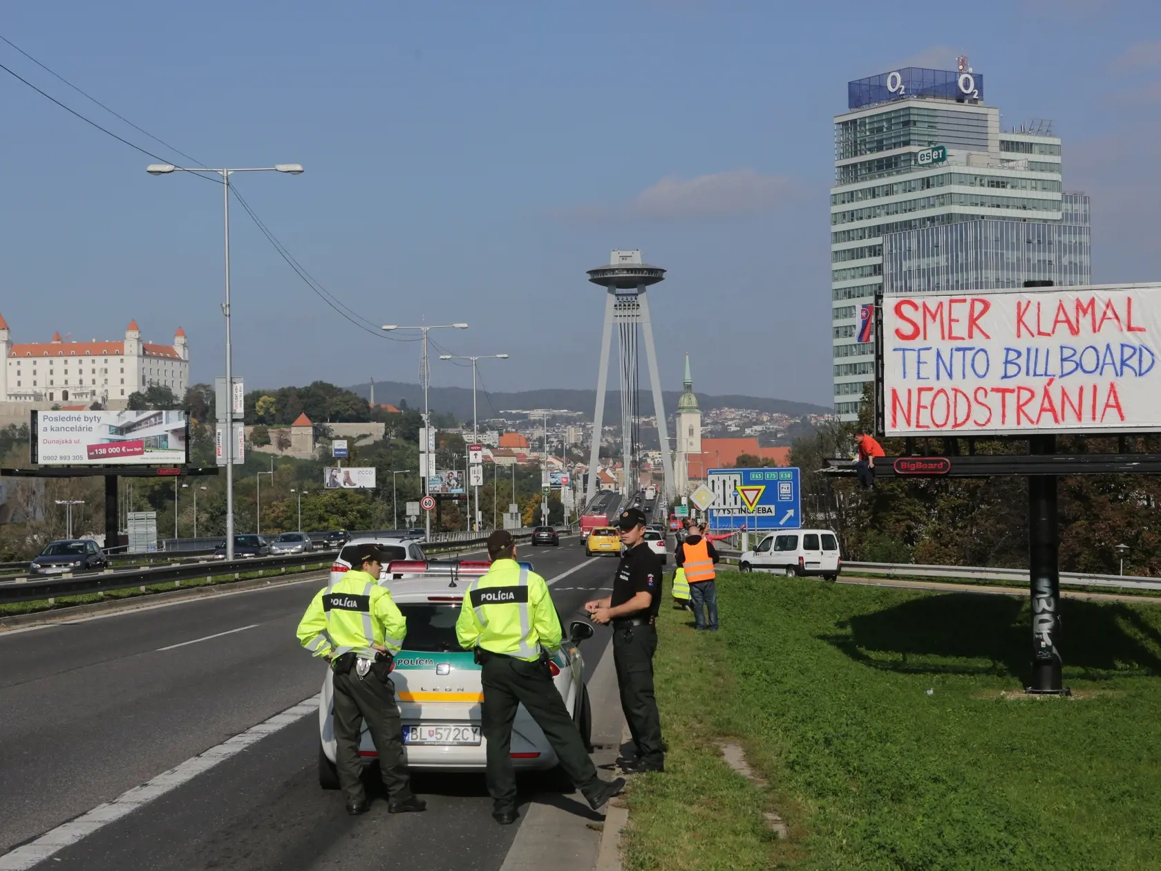 Alojz Hlina sedí na billboarde.