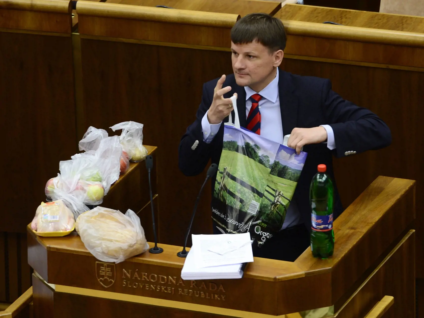 Na snímke Alojz Hlina predkladá pozmeňujúci návrh k zákonu o DPH, ktorý sa týka zníženia dane v prípade základných potravín v čerstvom stave, počas diskusie na 36. schôdzi Národnej rady (NR) SR v Bratislave vo štvrtok 3. júla 2014.