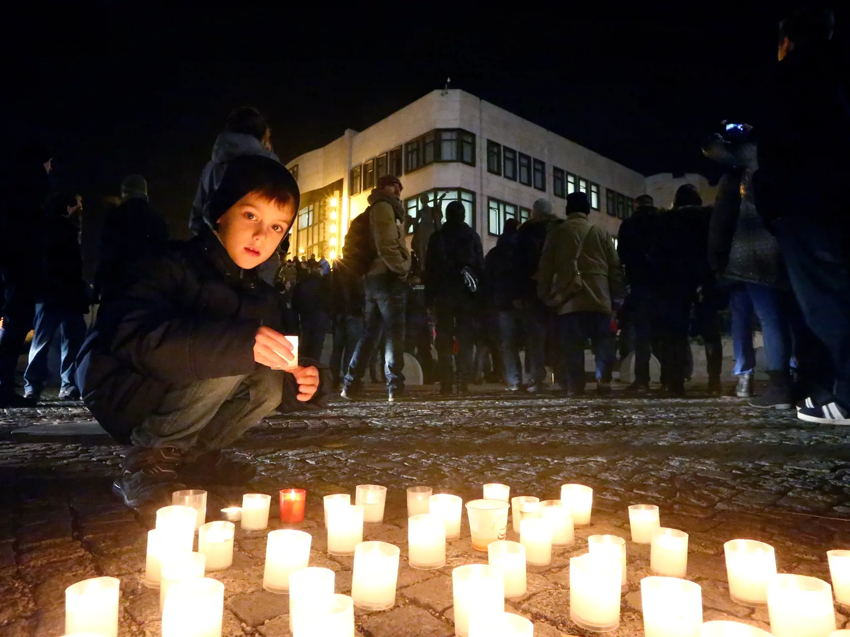 Politika: Protestné zhromaždenie občanov na námestí SNP v Bratislave iniciované poslancom Alojzom Hlinom za radikálnu zmenu na politickej scéne. Dav sa potom presunul pred budovu NR SR, kde protest ukončil.