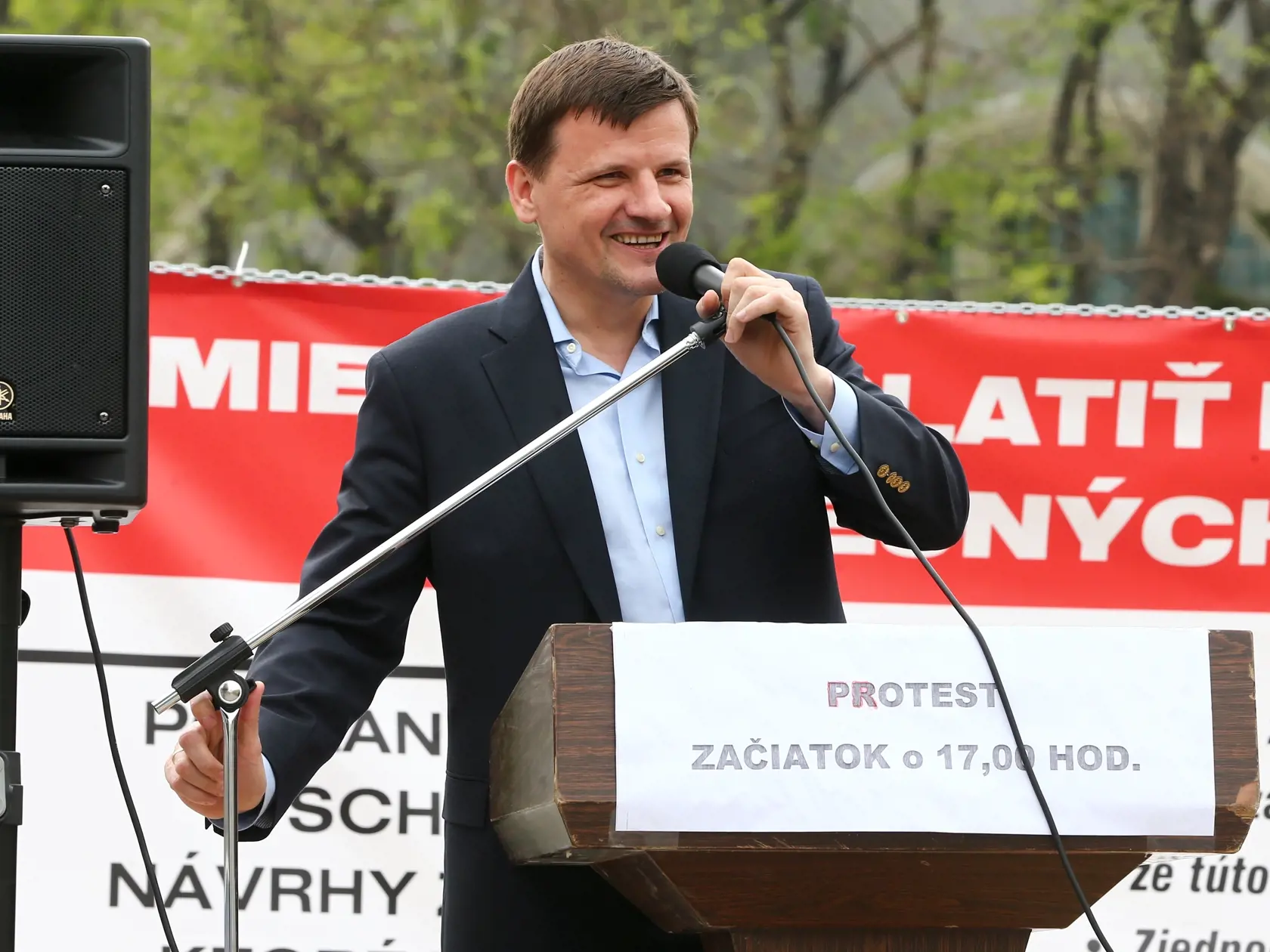 Politika: Alojz Hlina na námestí SNP. Protestné zhromaždenie proti Váhostavu a schránkovým firmám.