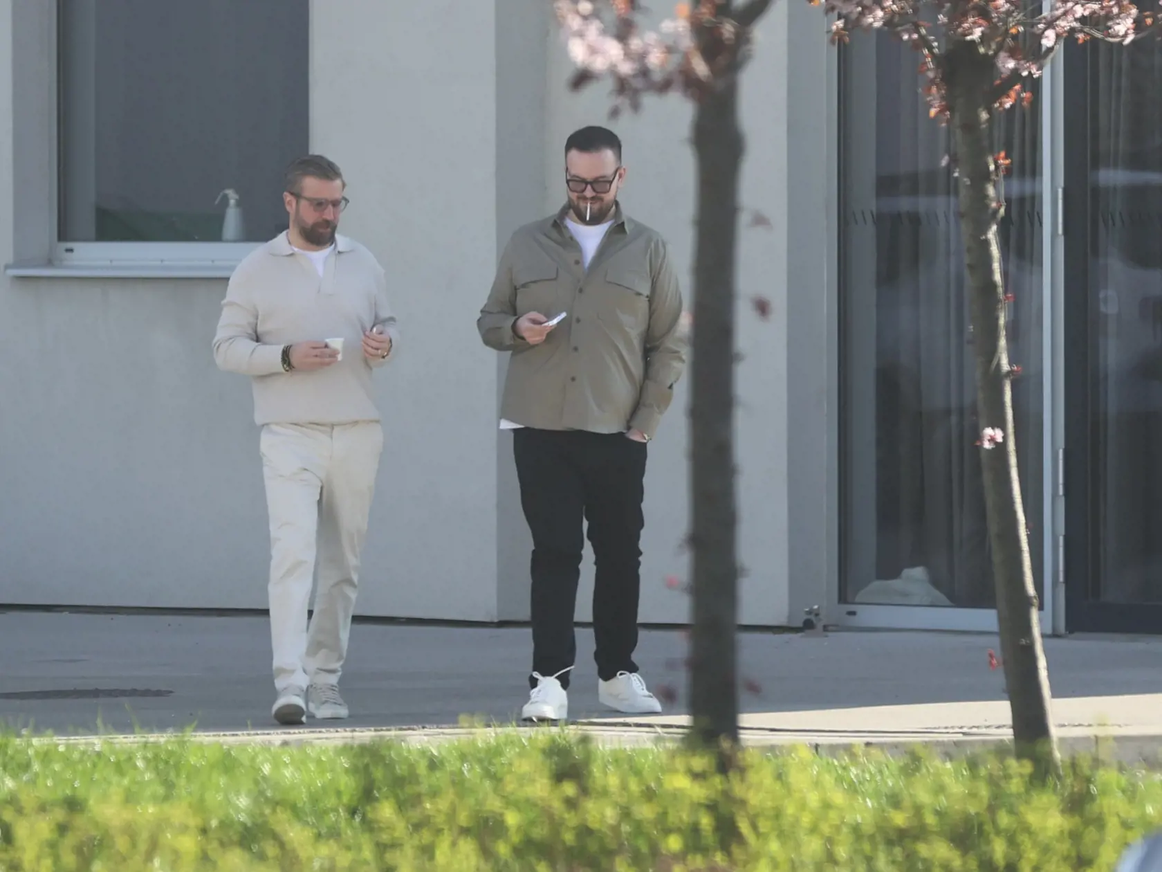 Michal Navara a Andrej Kusalík si stohli dopriať aj cigaretku.