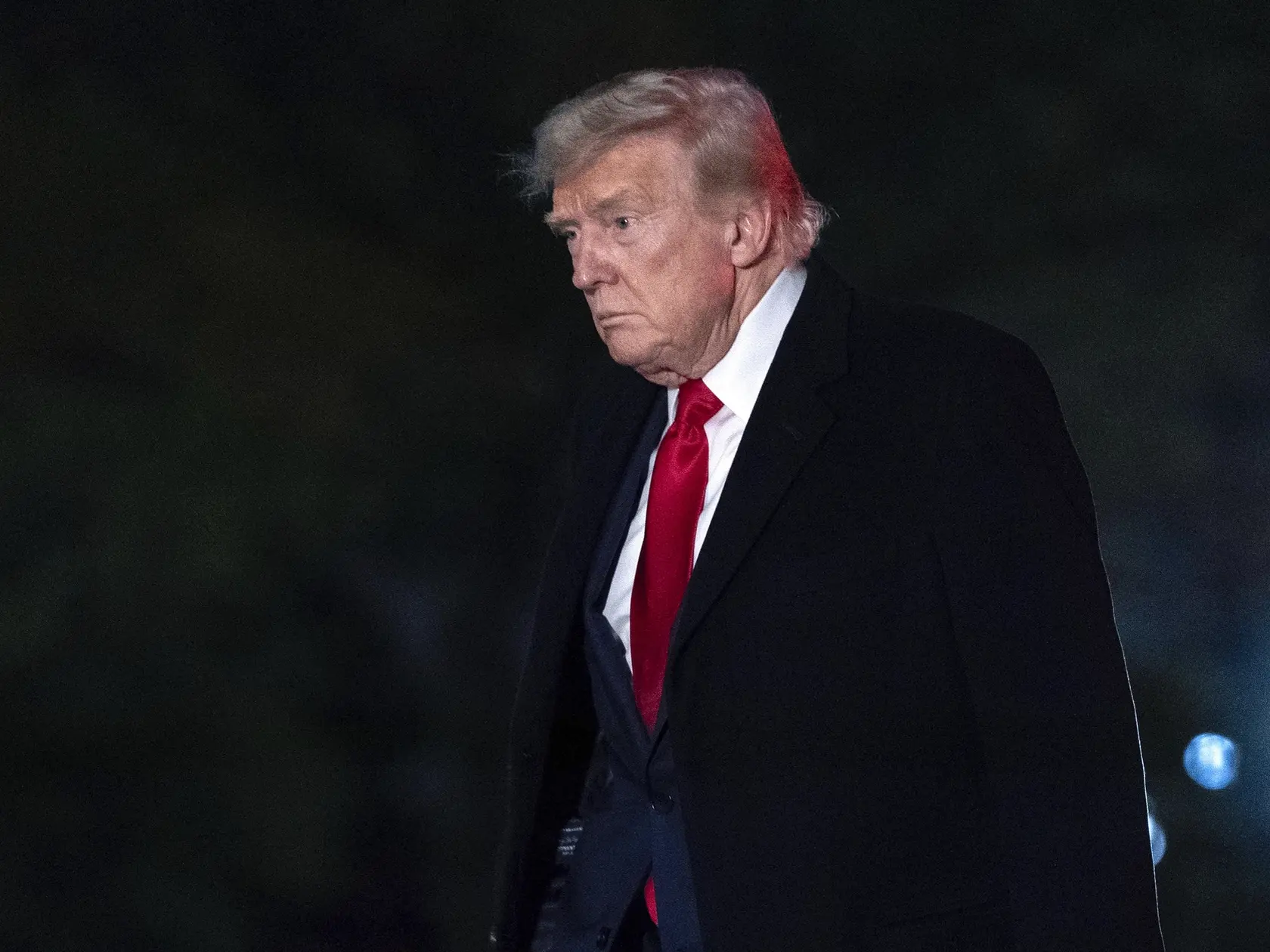Americký prezident Donald Trump kráča po južnom trávniku Bieleho domu vo Washingtone v nedeľu 13. apríla 2025. Americký prezident Donald Trump v nedeľu uviedol, že očakáva, že urobí rozhodnutie o Iráne veľmi rýchlo.