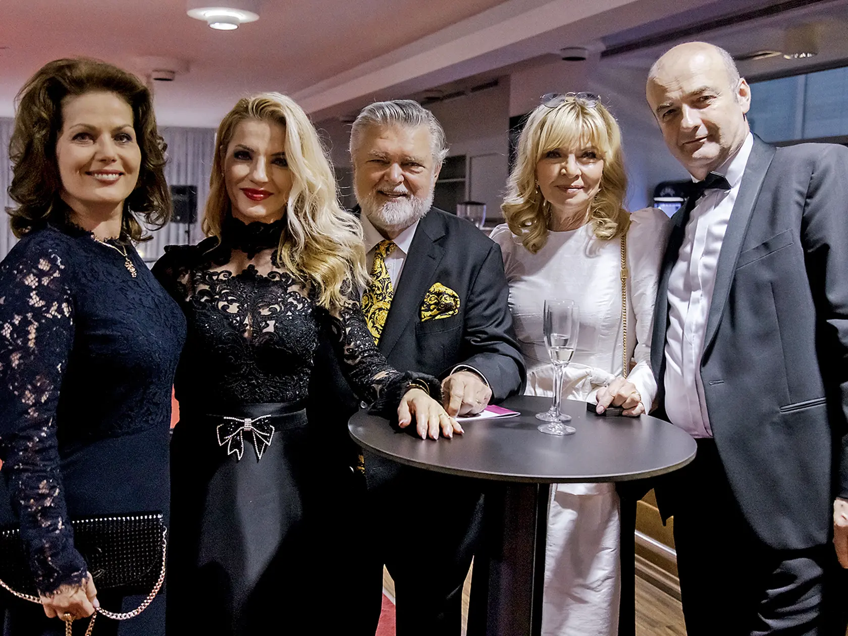 Na recepcii. Zľava: Jolana Fogašová, Martina Šimkovičová, Peter Dvorský, Zuzana Ťapáková a riaditeľ Opery SND Rastislav Štúr.