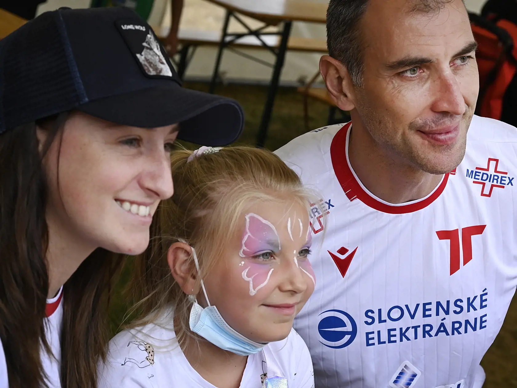 Na snímke zľava speváčka Barbora Piešová a hokejista Zdeno Chára pózujú pre fotografiu s účastníčkou 13. ročníka charitatívneho podujatia Hviezdy deťom 1. júla 2021 v Trenčíne. FOTO TASR - Radovan Stoklasa
