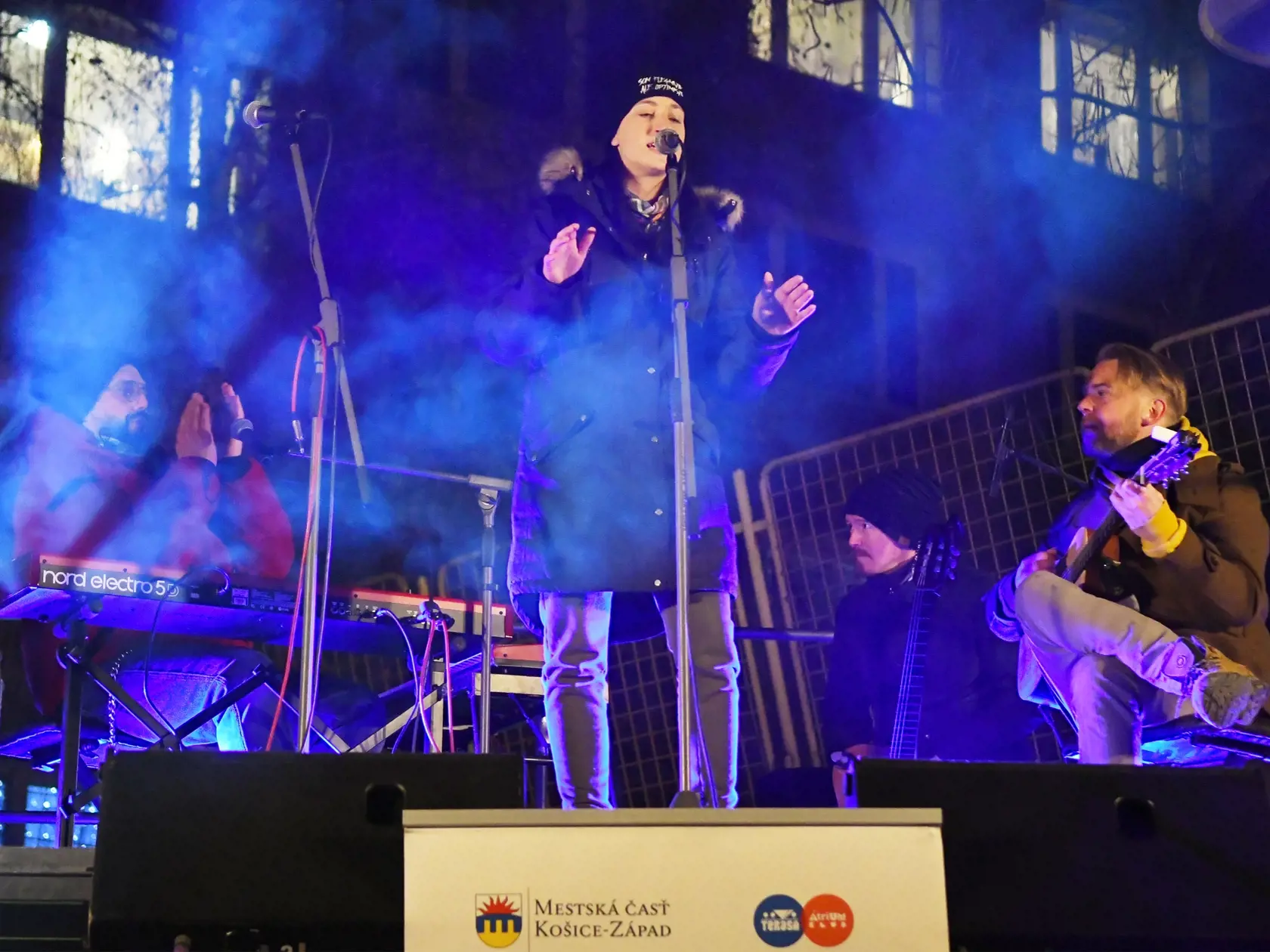Koncert pod balkónmi na troch lokalitách košickej Terasy zorganizovala mestská časť  Košice – Západ. Dňa 14. decembra 2020 sa predvianočný koncert konal v medziblokovom priestore Parku Petzvalova. Na snímke Barbora Piešová, vľavo Marián Čekovský vystupujú počas koncertu. Košice 14. decembra 2020 FOTO TASR – Milan Kapusta
