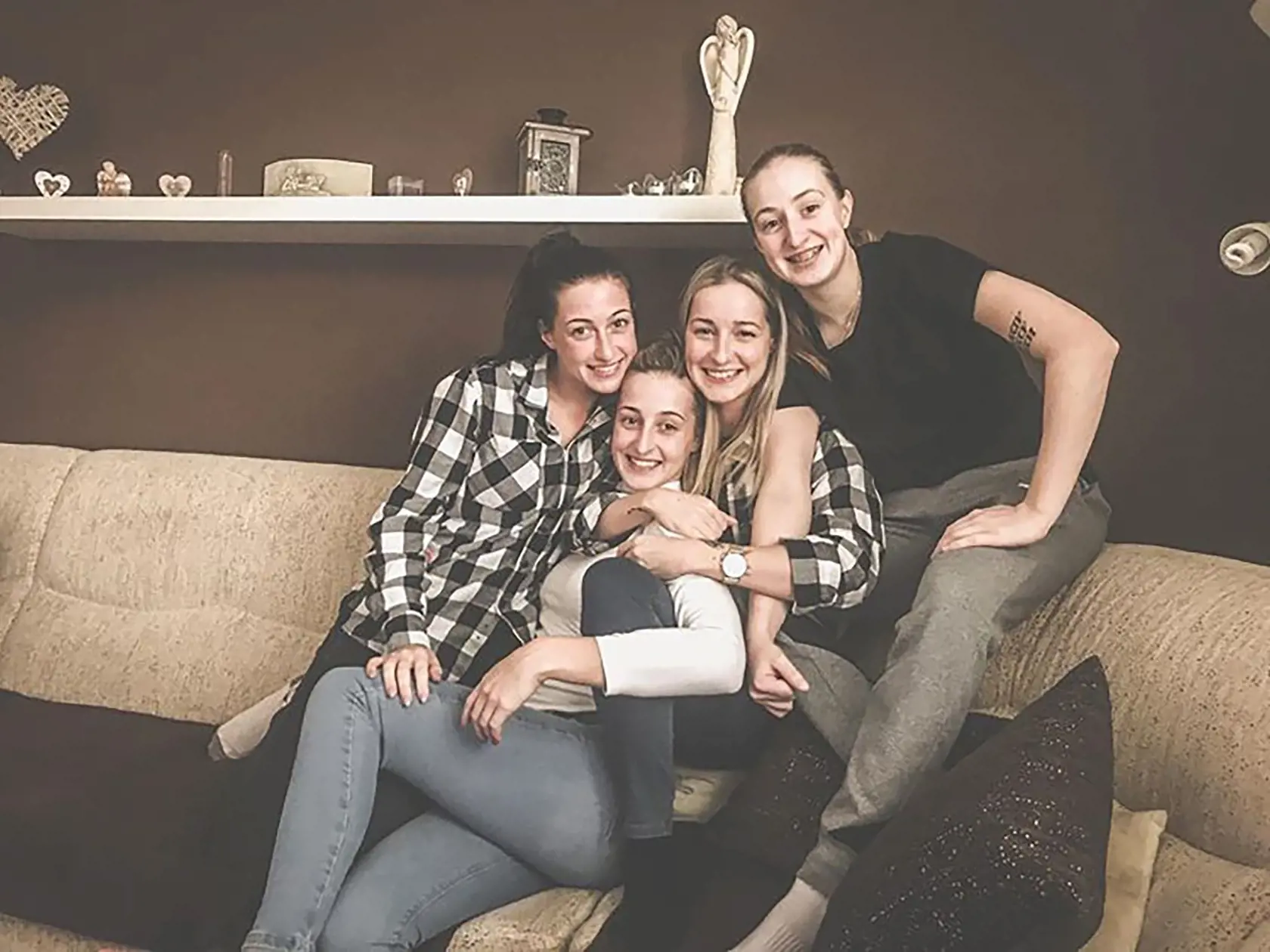 RODINA Barbora má tri sestry, zľava, Veronika, blondína Lenka, druhá sprava, a Miriama, dole.