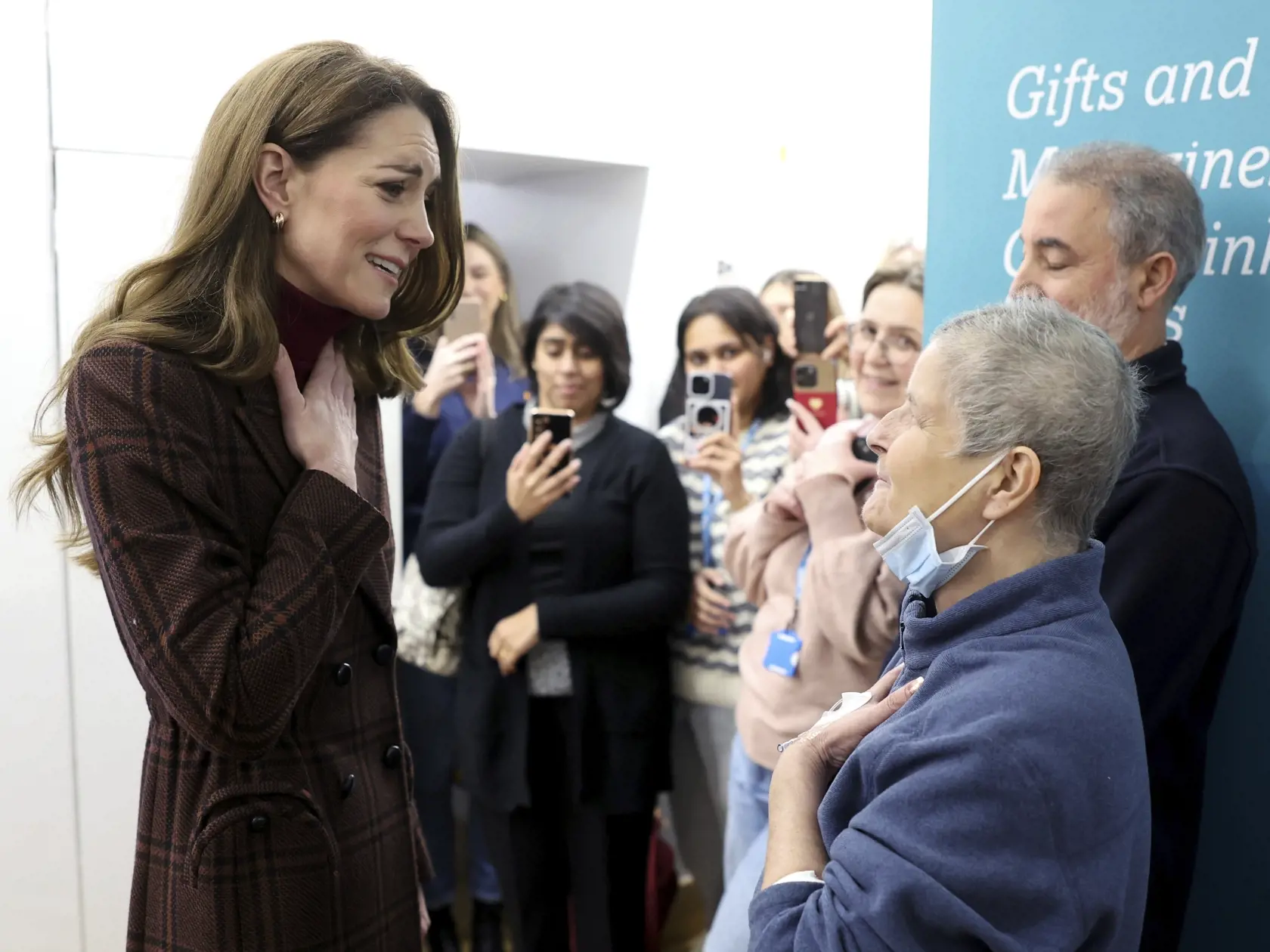 Kate (vľavo), princezná z Walesu, počas návštevy nemocnice Royal Marsden Hospital, kde sa liečila na rakovinu, v Londýne 14. januára 2025. FOTO TASR/AP