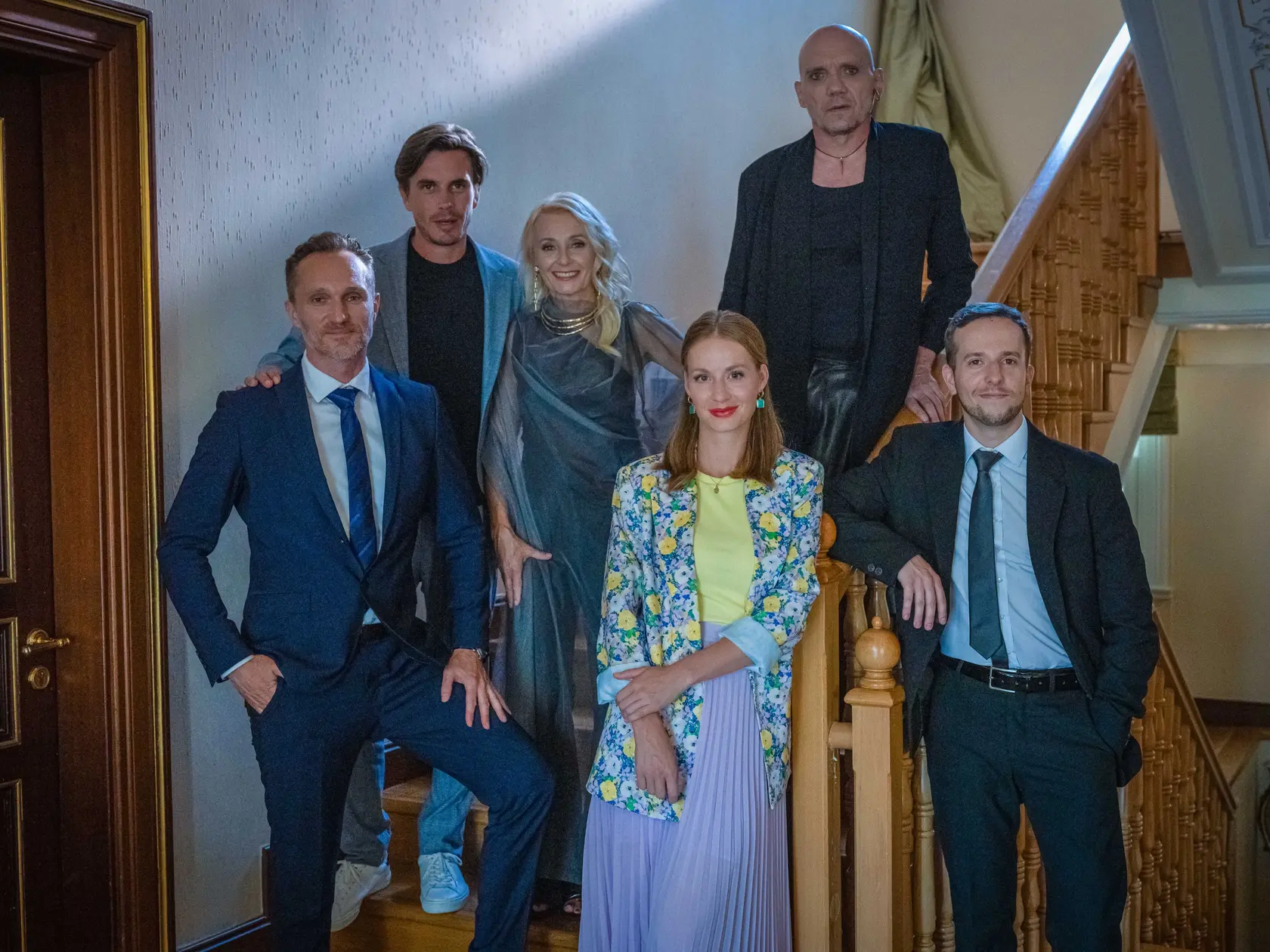 V seriáli sa okrem zamestnancov konzulátu objavia mnohé známe tváre: Veronika Žilková, Sava Popovič, Juraj Bača, Maroš Kramár, Anna Šišková, Marián Labuda ml., Hana Holišová, Ondřej Sokol, Roman Poláčik, Jakub Kuka, Elena Kolek Spaskov, Ester Geislerová.