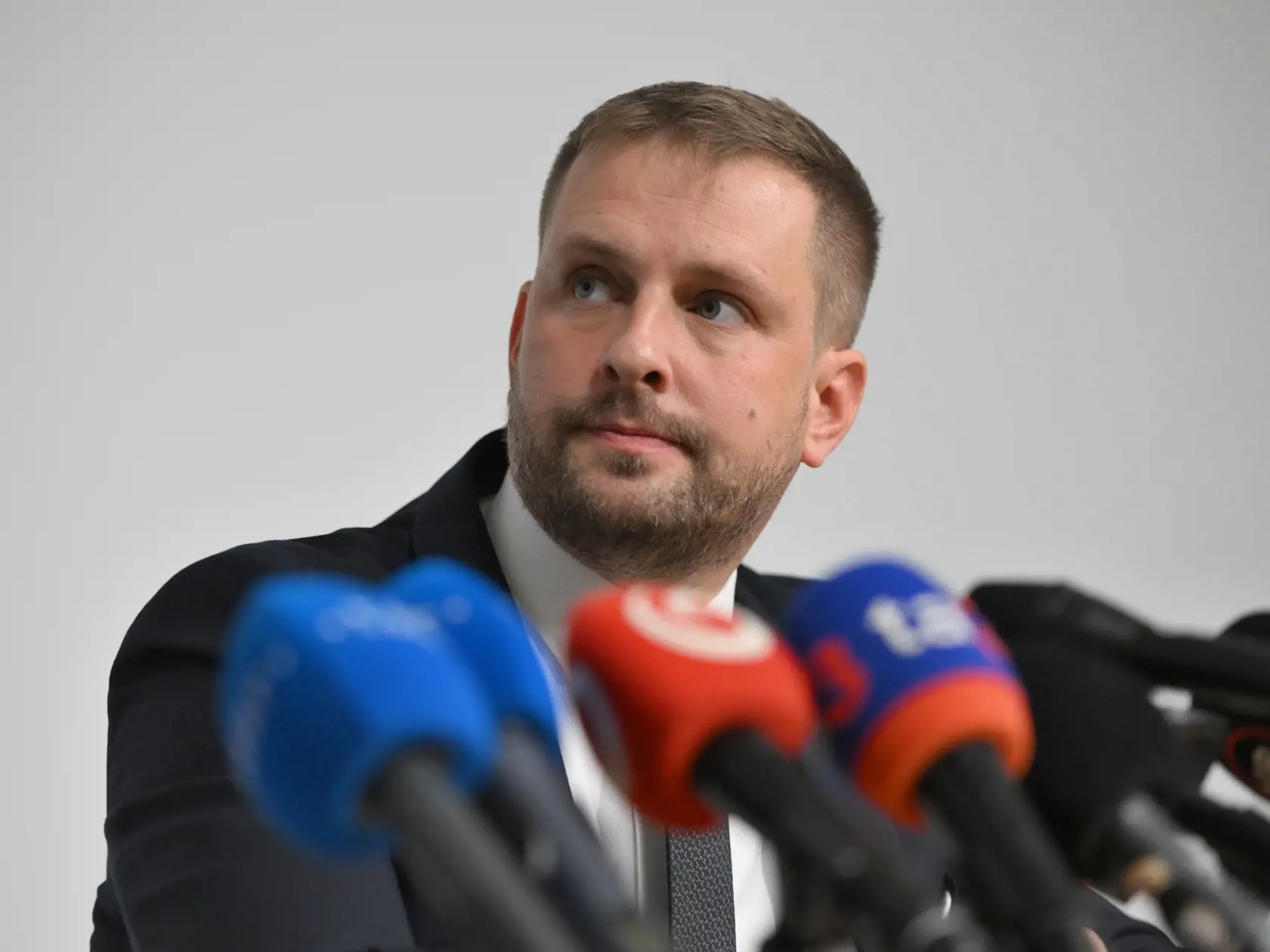 Na snímke minister zdravotníctva SR Kamil Šaško (Hlas-SD) reaguje počas tlačového brífingu po stretnutí so zástupcami zdravotníckeho sektora Trnavského samosprávneho kraja (TTSK) v Trnave v utorok 12. novembra 2024. FOTO TASR - Lukáš Grinaj