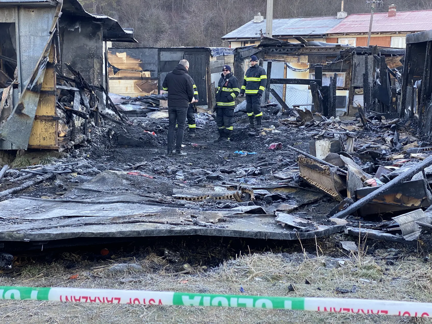 Príčinu požiaru v osade vo Veľkom Šariši zisťujú hasiči aj policajti. 