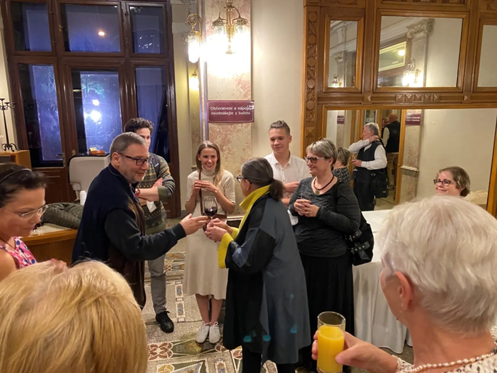 Inscenácia Harold a Maude - stretnutie členov Klubu s hlavnými protagonistami a riaditeľom divadla Tomášom Töpferom.