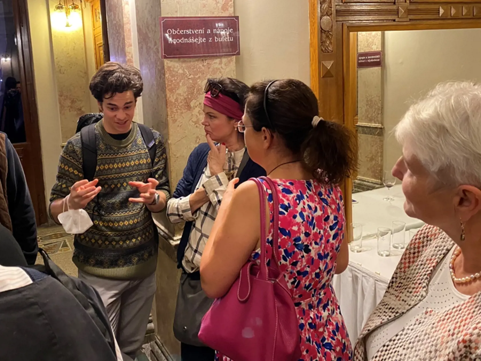 Inscenácia Harold a Maude - stretnutie členov Klubu s hlavnými protagonistami a riaditeľom divadla.
