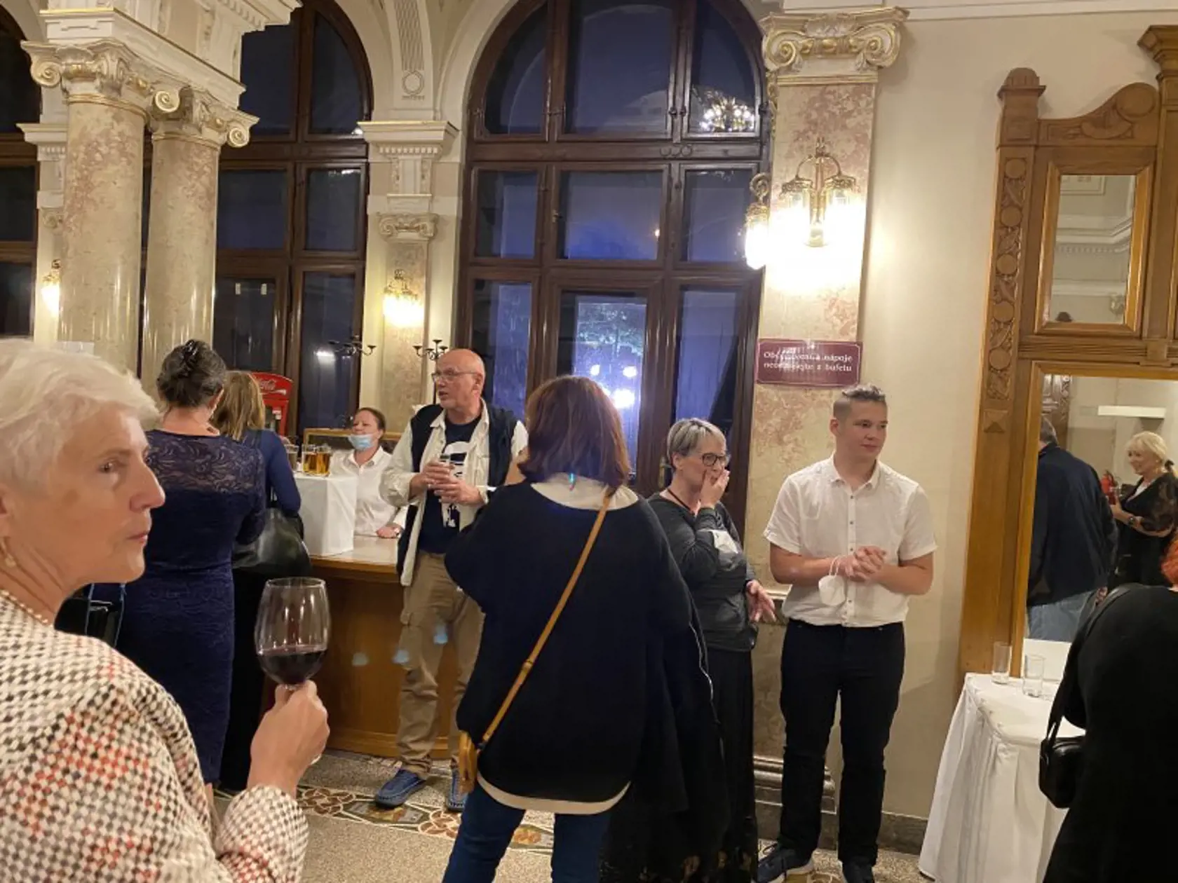 Inscenácia Harold a Maude - stretnutie členov Klubu s hlavnými protagonistami a riaditeľom  divadla.