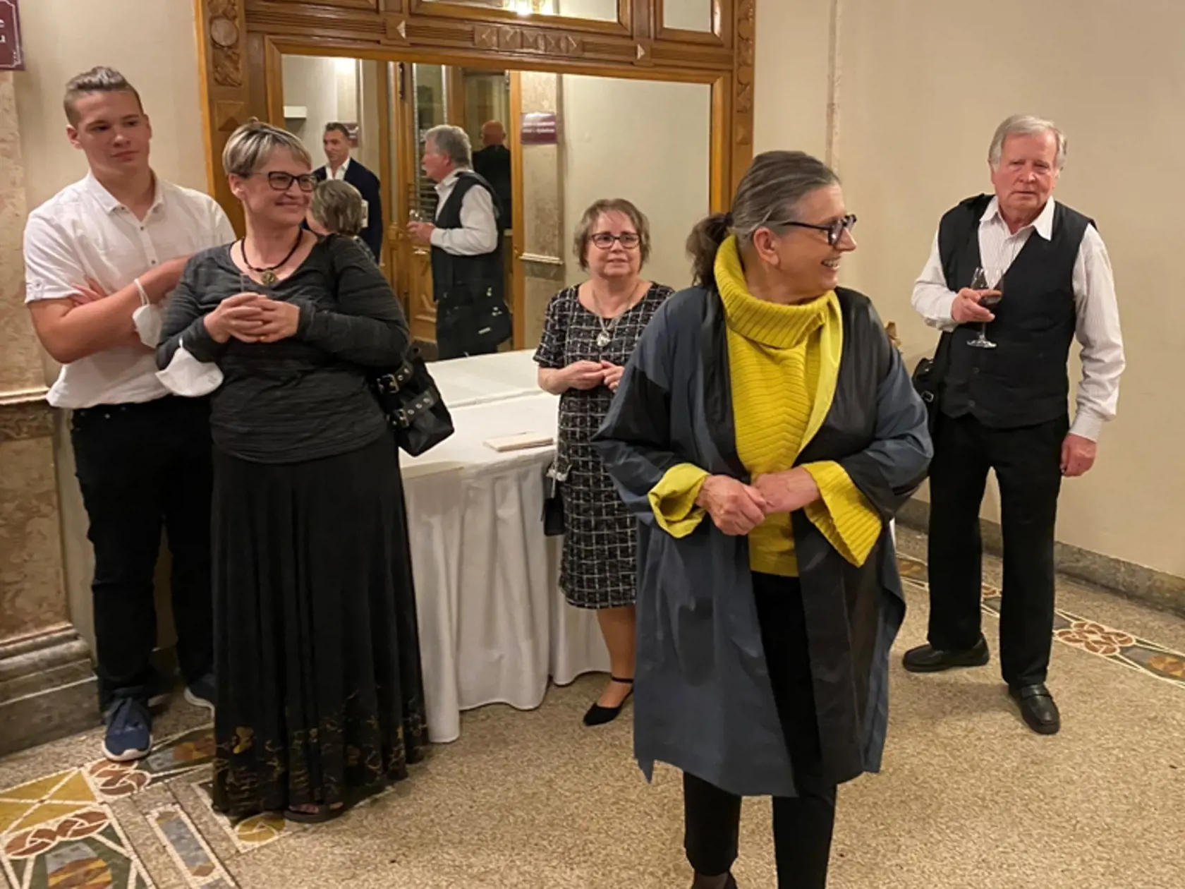 Inscenácia Harold a Maude - stretnutie členov Klubu s hlavnými protagonistami a riaditeľom  divadla.