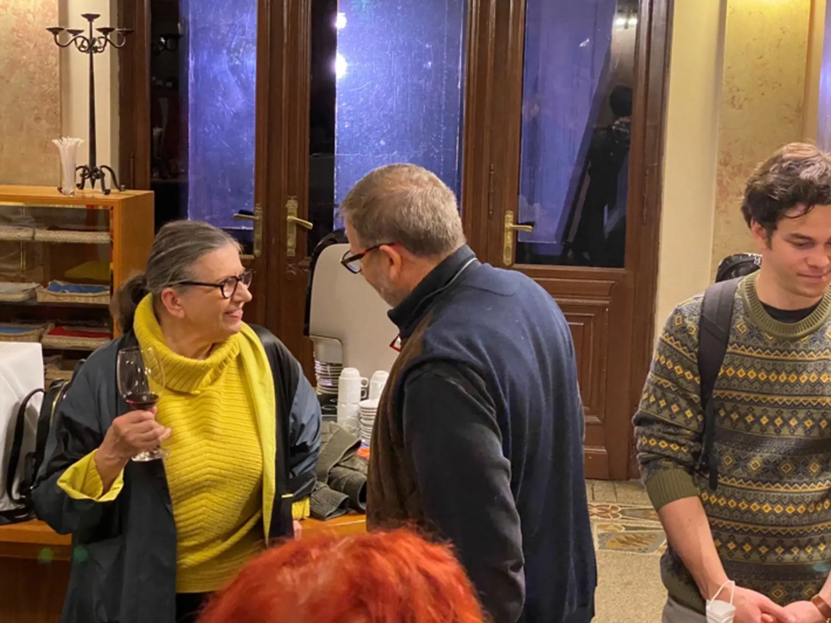 Inscenácia Harold a Maude - stretnutie členov Klubu s hlavnými protagonistami a riaditeľom  divadla.