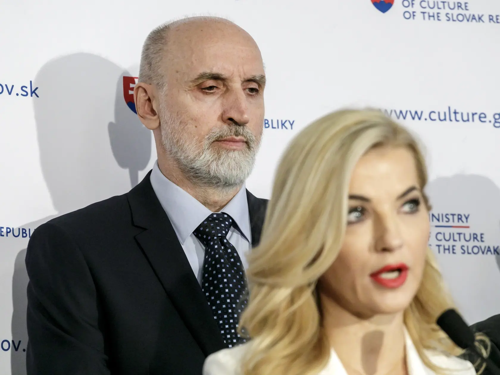 Na snímke ministerka kultúry SR Martina Šimkovičová (vpravo, nominantka SNS) a dočasne poverený generálny riaditeľ Slovenskej národnej galérie (SNG) Jaroslav Niňaj počas tlačovej konferencie k výsledkom auditu v Slovenskej národnej galérii v Bratislave v stredu 11. decembra 2024. 