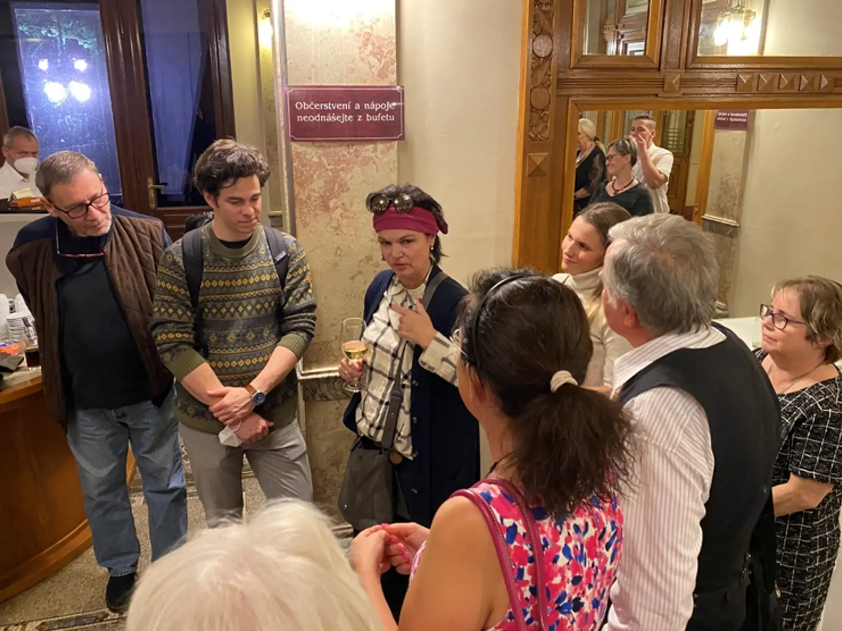 Inscenácia Harold a Maude - stretnutie členov Klubu s hlavnými protagonistami a riaditeľom  divadla.