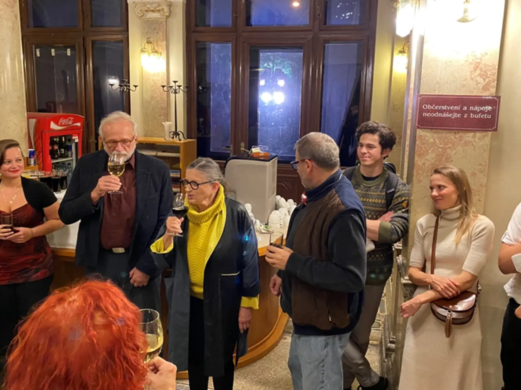 Inscenácia Harold a Maude - stretnutie členov Klubu s hlavnými protagonistami a riaditeľom  divadla.