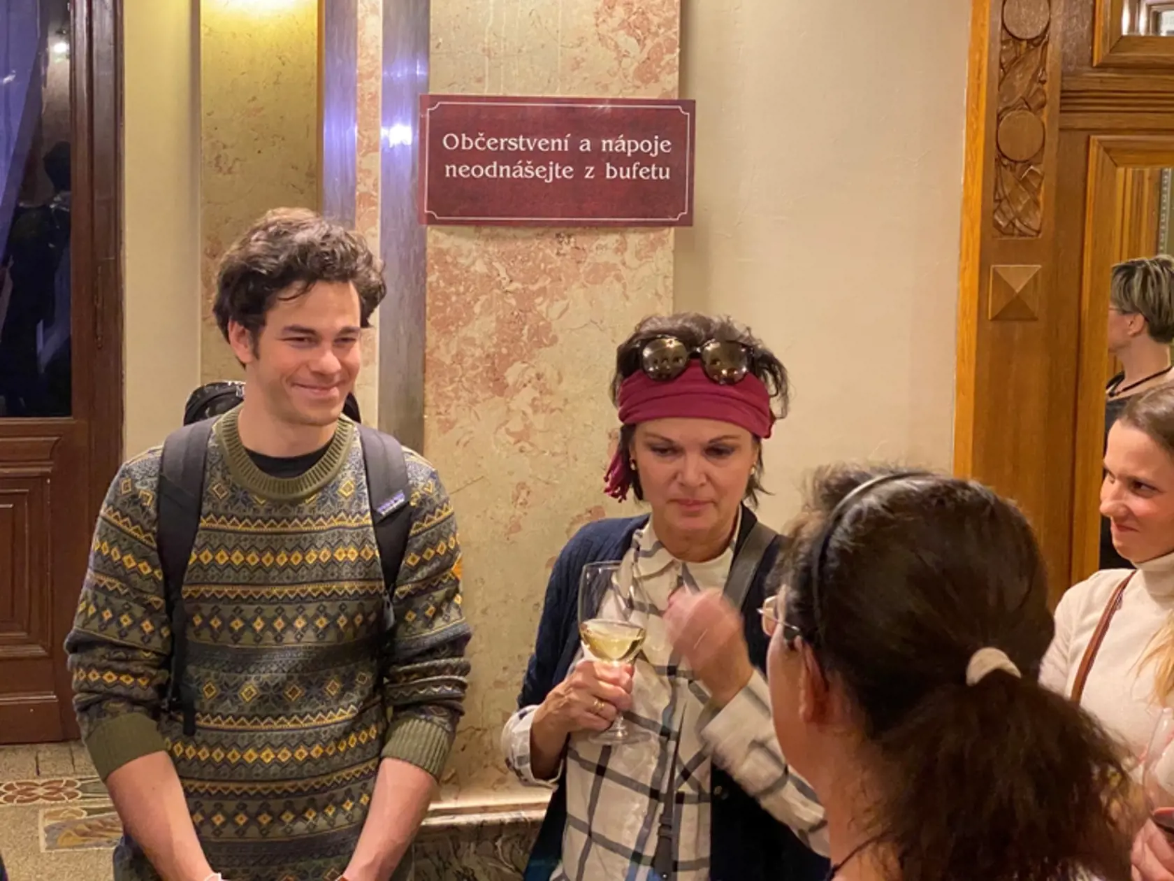 Inscenácia Harold a Maude - stretnutie členov Klubu s hlavnými protagonistami a riaditeľom divadla.