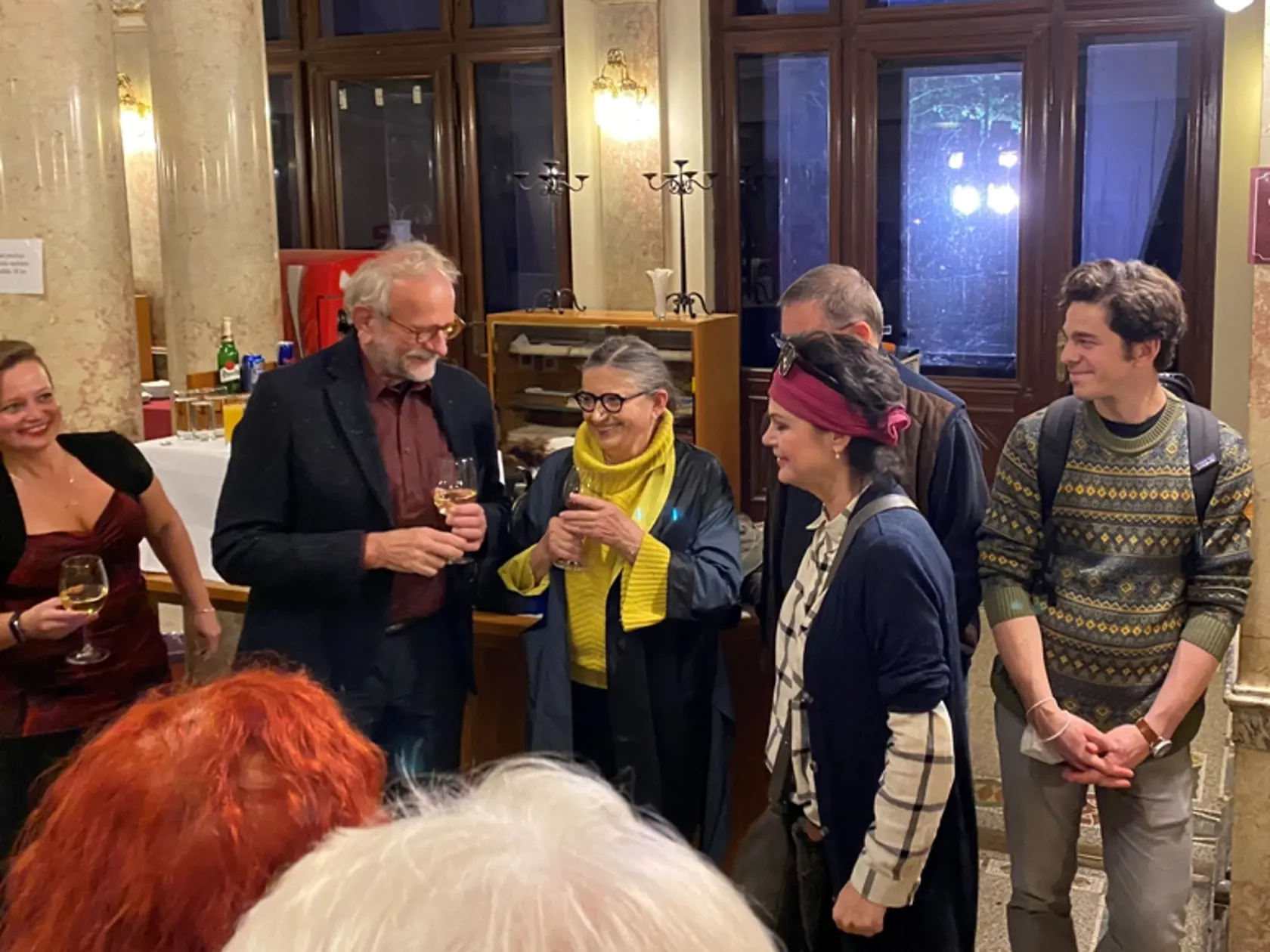 Inscenácia Harold a Maude - stretnutie členov Klubu s hlavnými protagonistami a riaditeľom  divadla.