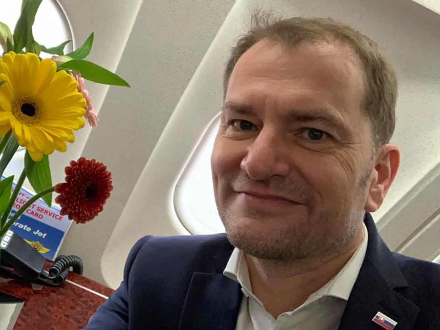 Matovič sa na sociálnej sieti pochválil novým zostrihom - fotku odfotil v lietadle.