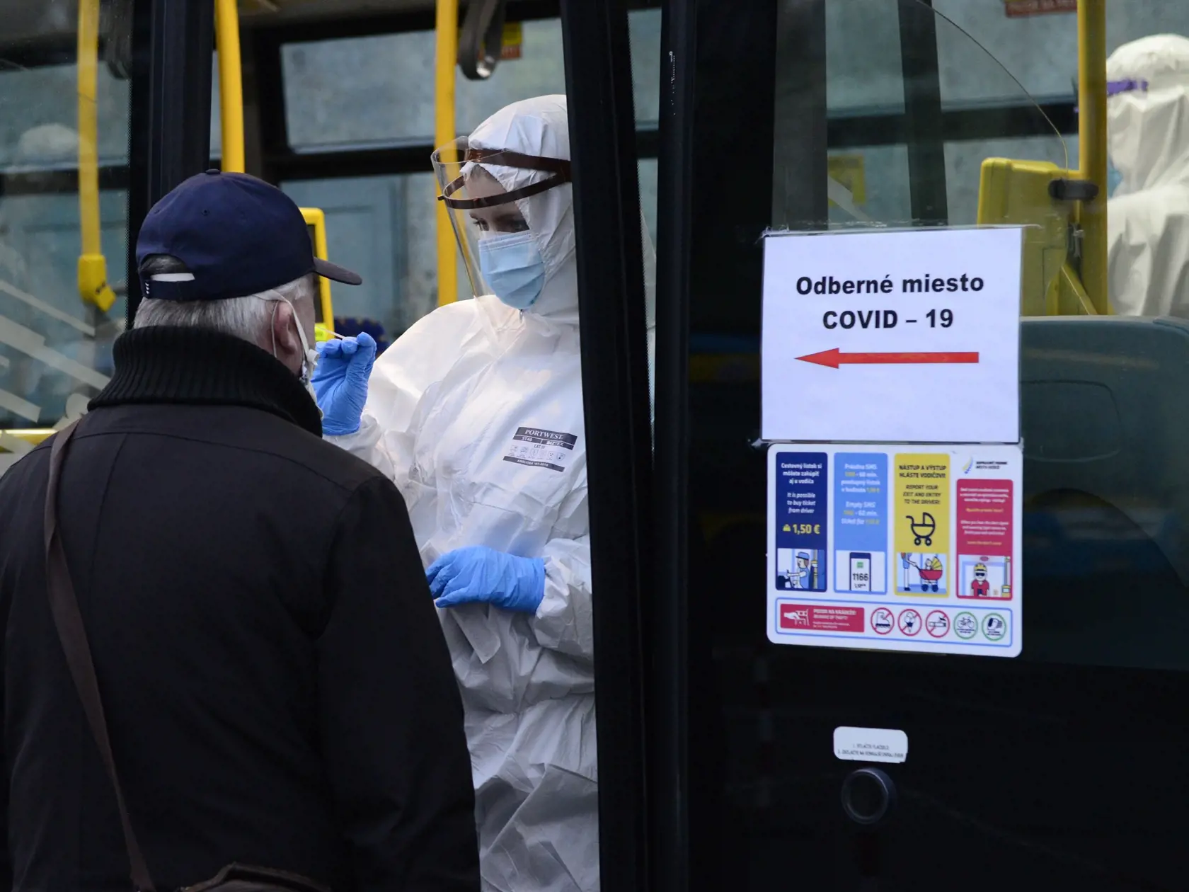 Antigénové testovanie na Covid-19 počas celoplošného skríningu v košickej mestskej časti Džungla. Testovalo sa tu v autobusoch MHD v depe DPMK na Hornádskej 10. Košice 24. januára 2021. FOTO TASR – Milan Kapusta
