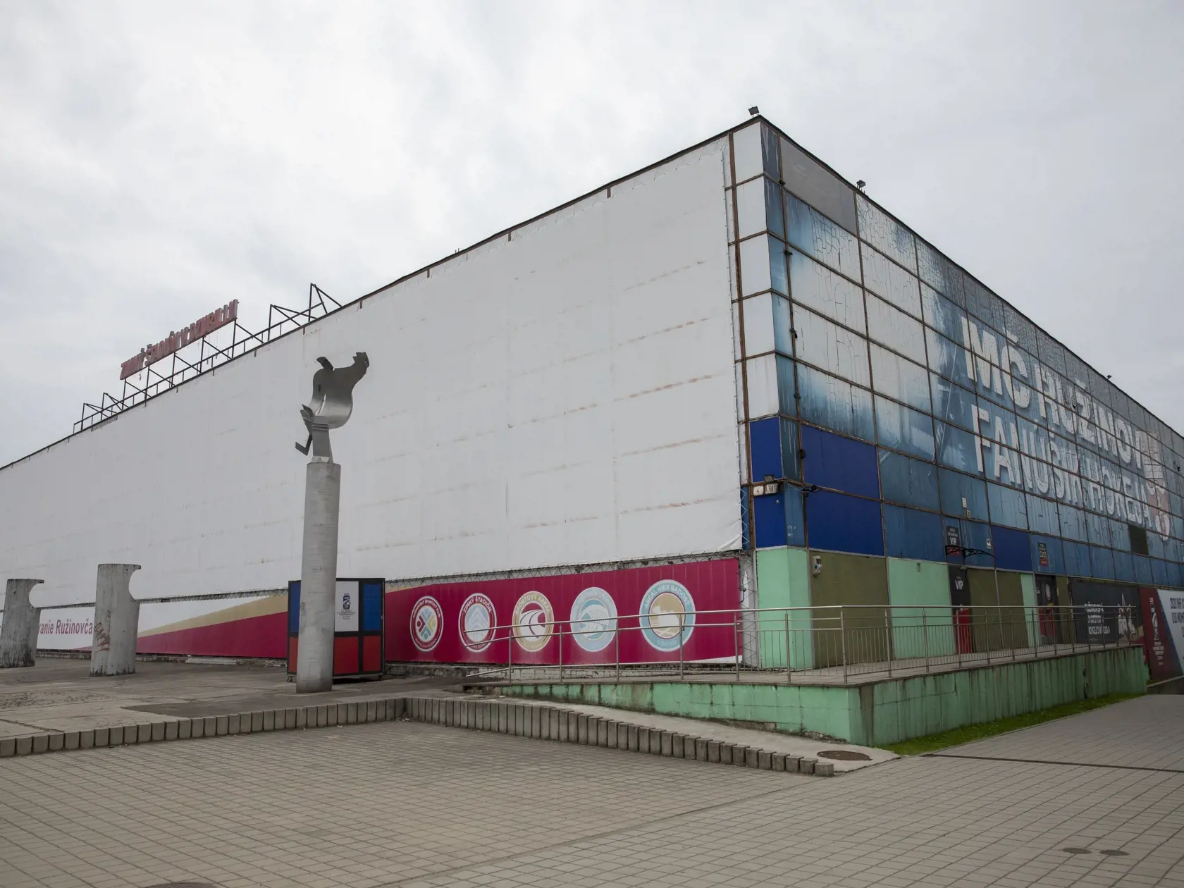 Zimný štadión Vladimíra Dzurilu v Ružinove má ustúpiť plánovanej výstavbe novej národnej nemocnice.