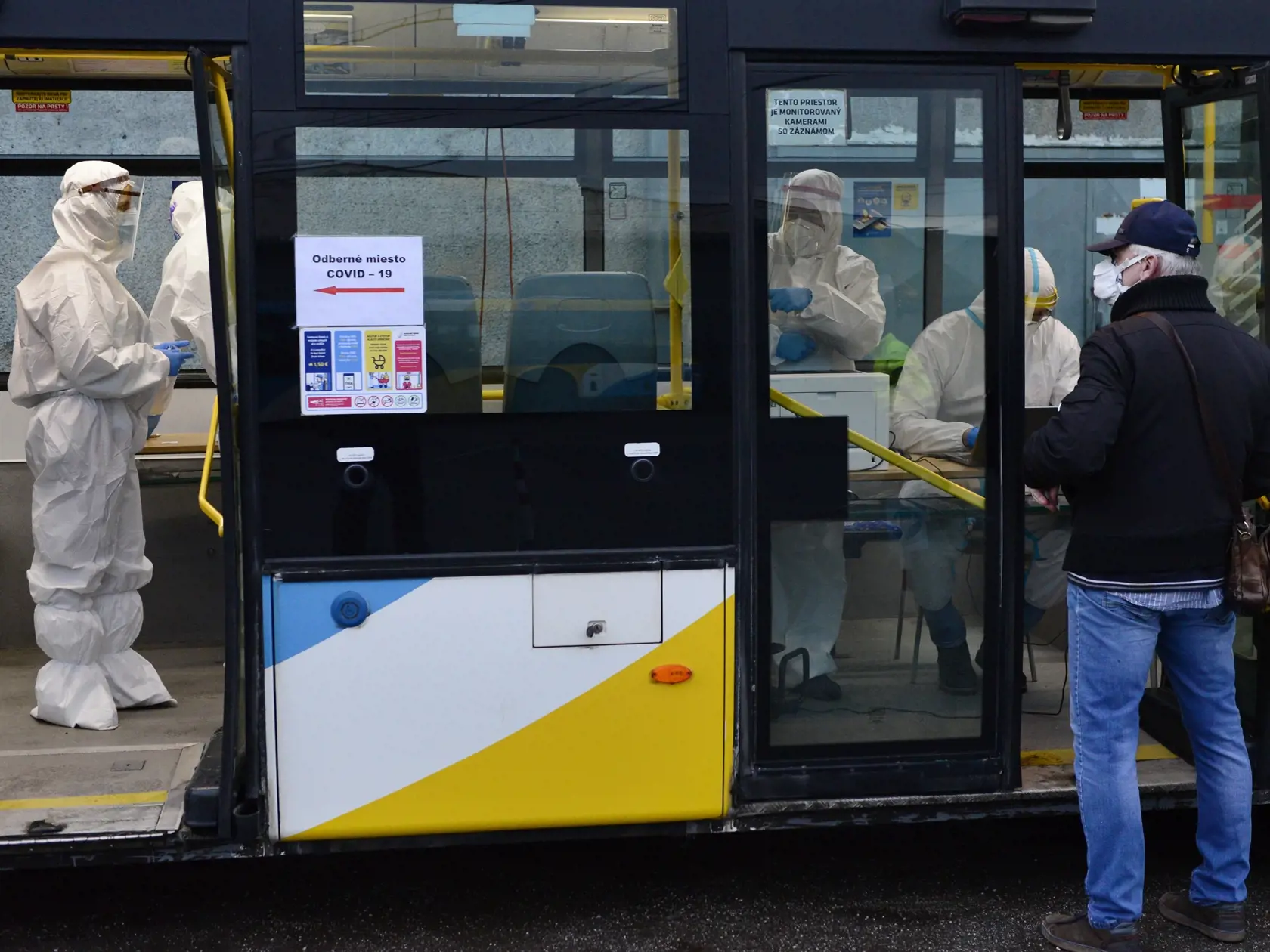 Antigénové testovanie na Covid-19 počas celoplošného skríningu v košickej mestskej časti Džungla. Testovalo sa tu v autobusoch MHD v depe DPMK na Hornádskej 10. Košice 24. januára 2021. FOTO TASR – Milan Kapusta
