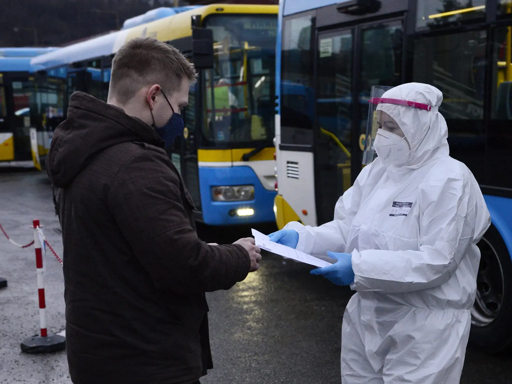 Antigénové testovanie na Covid-19 počas celoplošného skríningu v košickej mestskej časti Džungla. Testovalo sa tu v autobusoch MHD v depe DPMK na Hornádskej 10. Košice 24. januára 2021. FOTO TASR – Milan Kapusta

