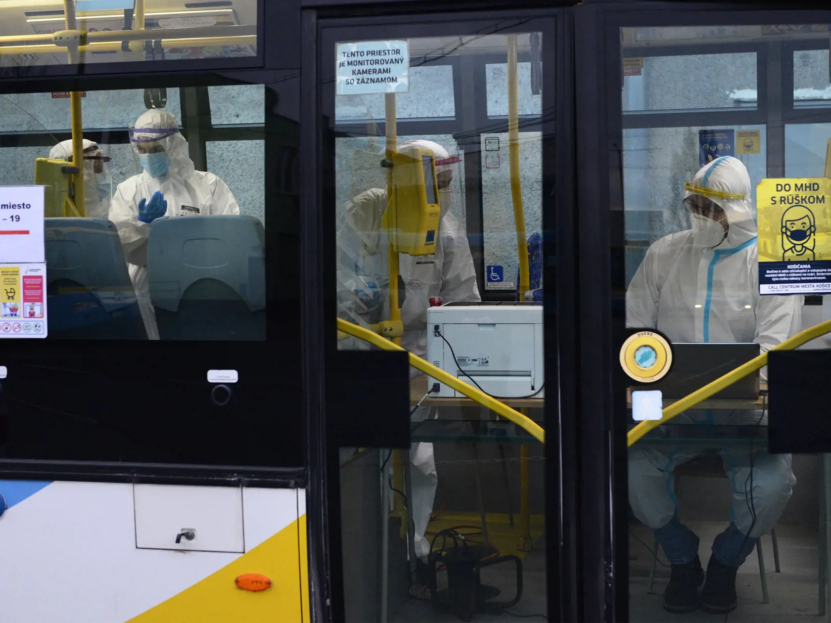 Antigénové testovanie na Covid-19 počas celoplošného skríningu v košickej mestskej časti Džungla. Testovalo sa tu v autobusoch MHD v depe DPMK na Hornádskej 10. Košice 24. januára 2021. FOTO TASR – Milan Kapusta

