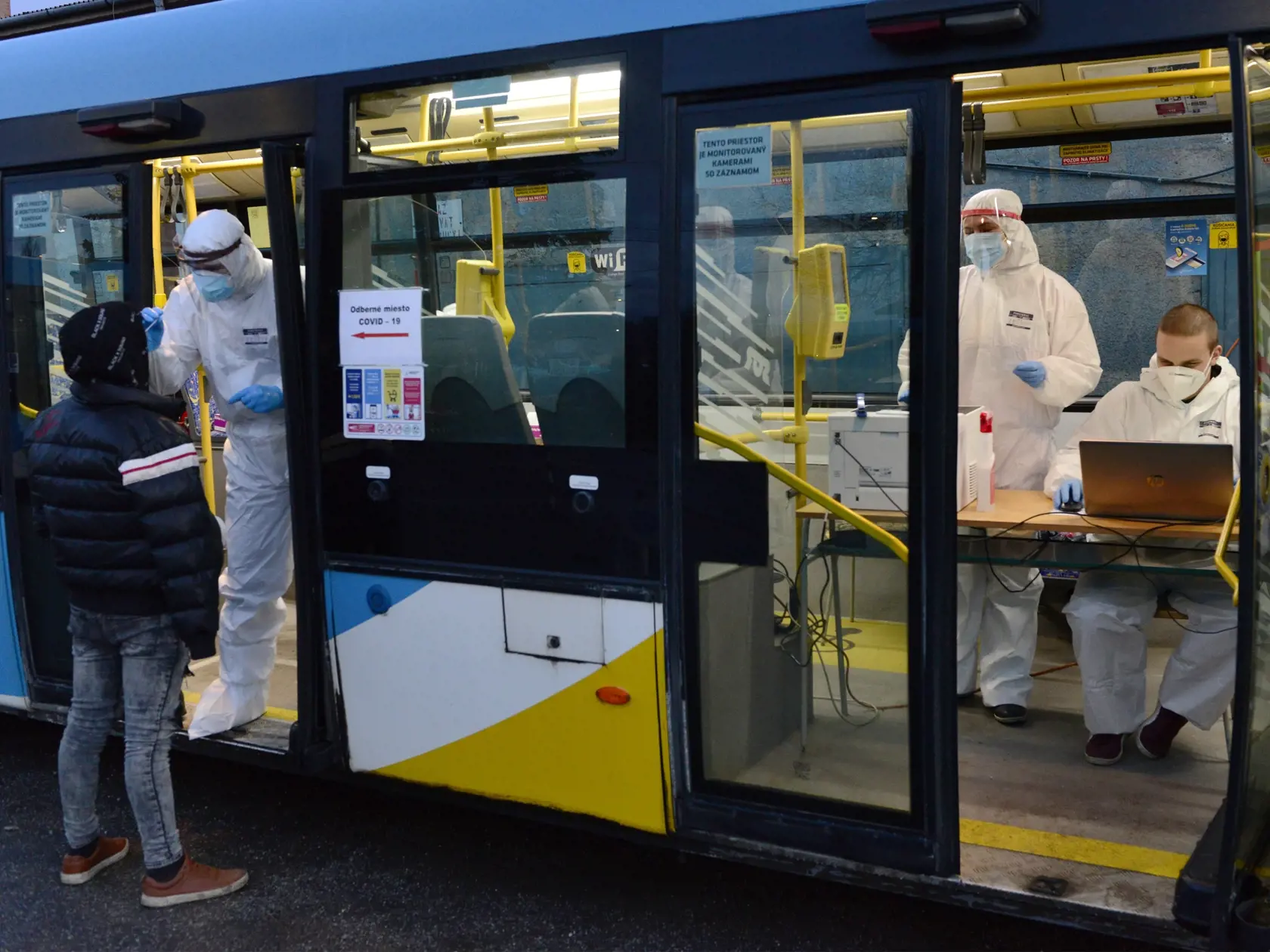 Antigénové testovanie na Covid-19 počas celoplošného skríningu v košickej mestskej časti Džungla. Testovalo sa tu v autobusoch MHD v depe DPMK na Hornádskej 10. Košice 24. januára 2021. FOTO TASR – Milan Kapusta
