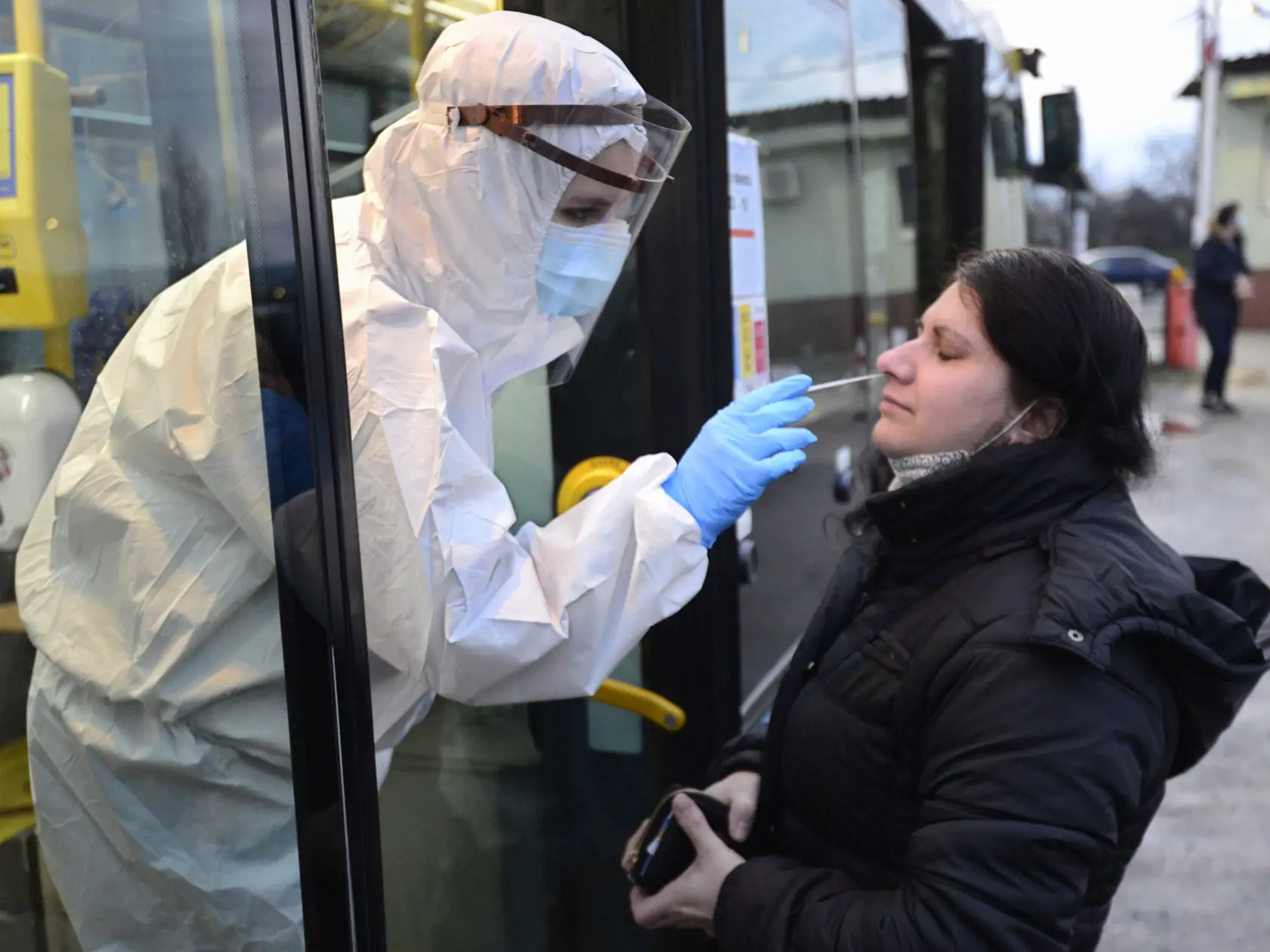 Antigénové testovanie na Covid-19 počas celoplošného skríningu v košickej mestskej časti Džungla. Testovalo sa tu v autobusoch MHD v depe DPMK na Hornádskej 10. Košice 24. januára 2021. FOTO TASR – Milan Kapusta
