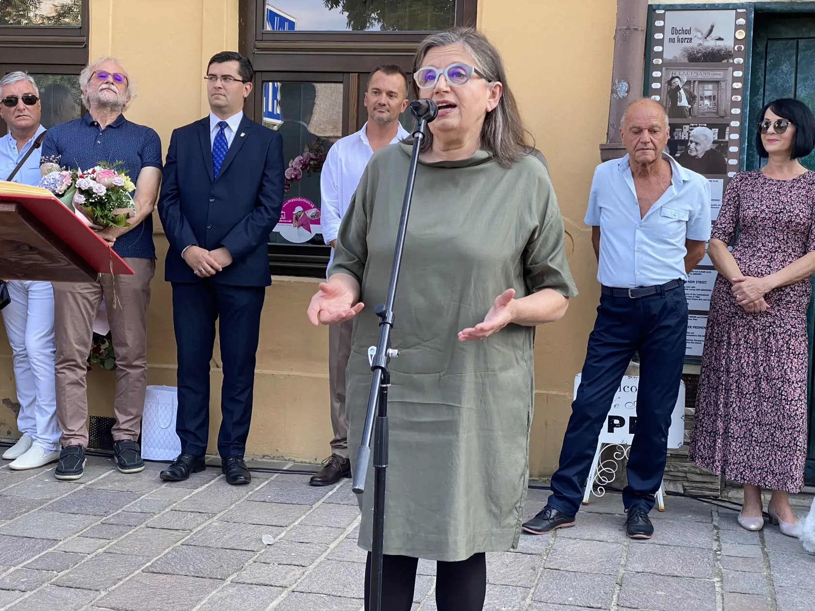 Na snímke herečka Zuzana Kronerová počas odhalenia sochy svojho otca a herca Jozefa Kronera v Sabinove 13. augusta 2021.