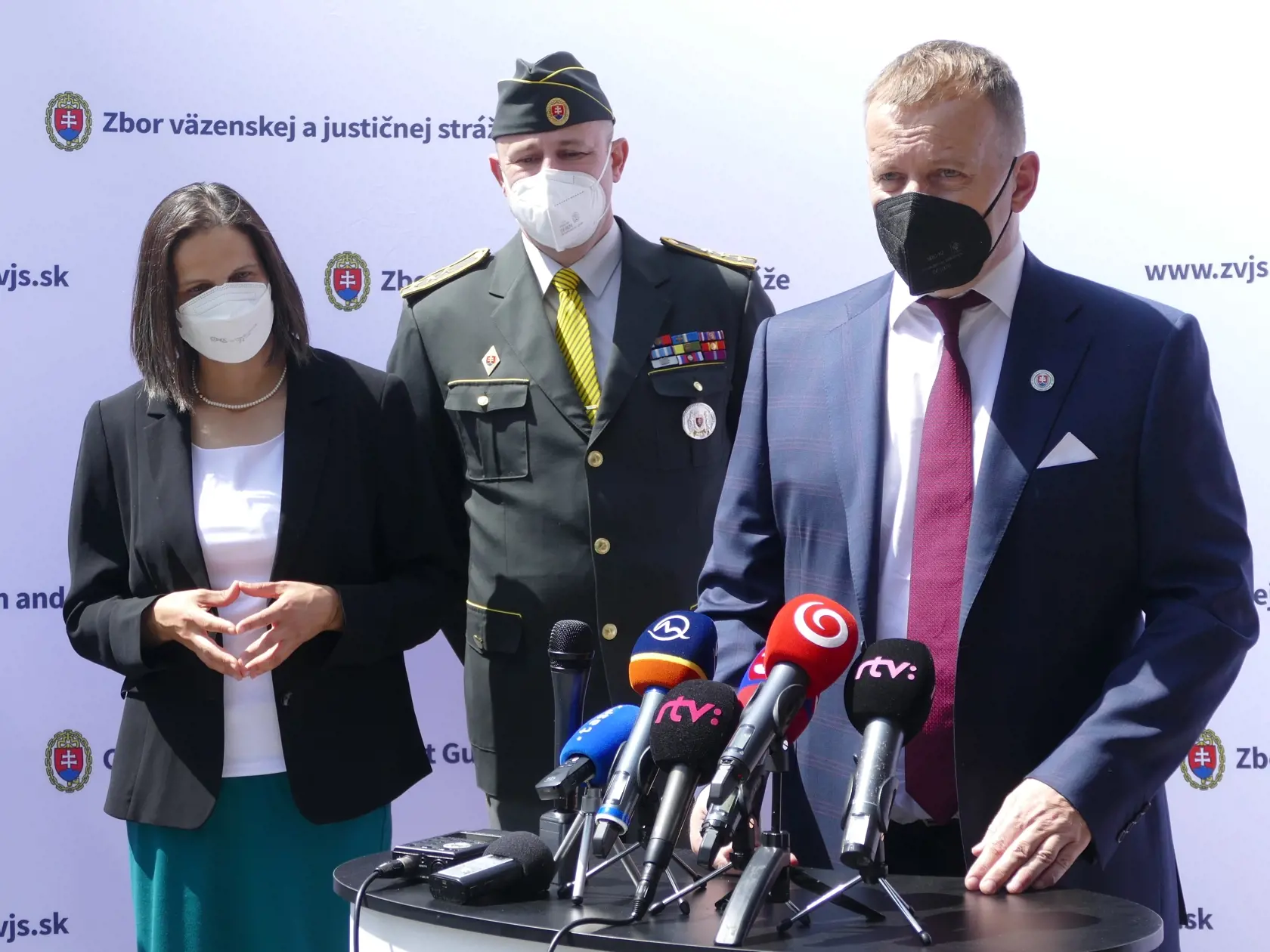 Na snímke zľava ministerka spravodlivosti SR Mária Kolíková, generálny riaditeľ Zboru väzenskej a justičnej stráže (ZVJS) SR Róbert Mudronček a predseda NR SR Boris Kollár