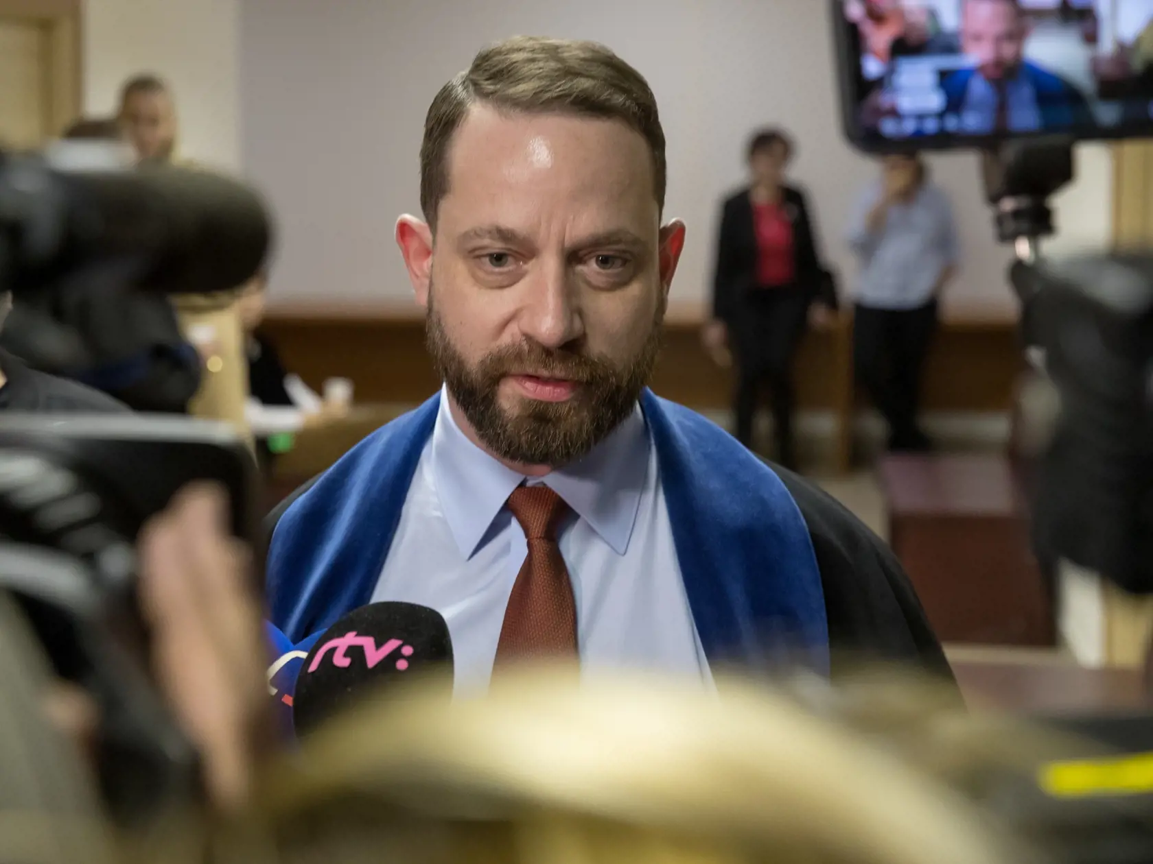 Tretie pojednávanie na Špecializovanom trestnom súde v Pezinku vo veci vraždy investigatívneho novinára Jána Kuciaka a jeho snúbenice Martiny Kušnírovej. Na snímke sa Marek Para, obhájca Mariána Kočnera, vyjadruje pre médiá k priebehu výsluchu Petra Tótha a obvineniam jeho osoby.