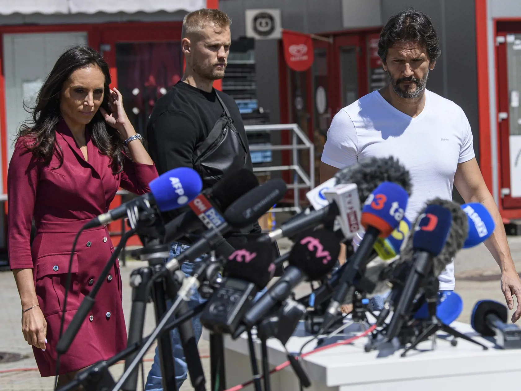 Na snímke zľava ministerka zdravotníctva SR Zuzana Dolinková (Hlas-SD) a vicepremiér a minister obrany SR Robert Kaliňák (Smer-SD) počas brífingu pred Rooseveltovou nemocnicou v Banskej Bystrici 18. mája 2024 k zdravotnému stavu postreleného predsedu vlády v banskobystrickej nemocnici. FOTO TASR - Ján Krošlák