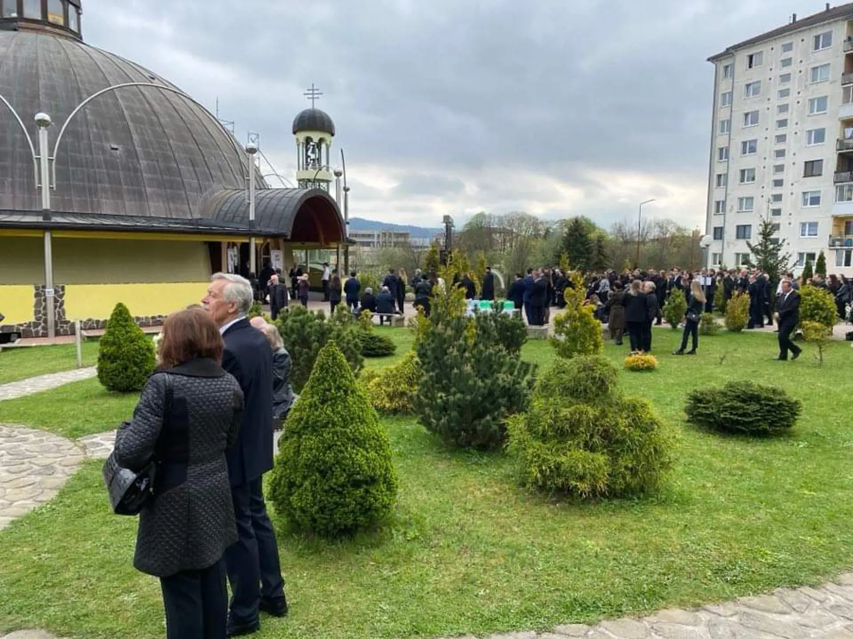 Začala modlitba ruženca, prichádzajú smútoční hostia.