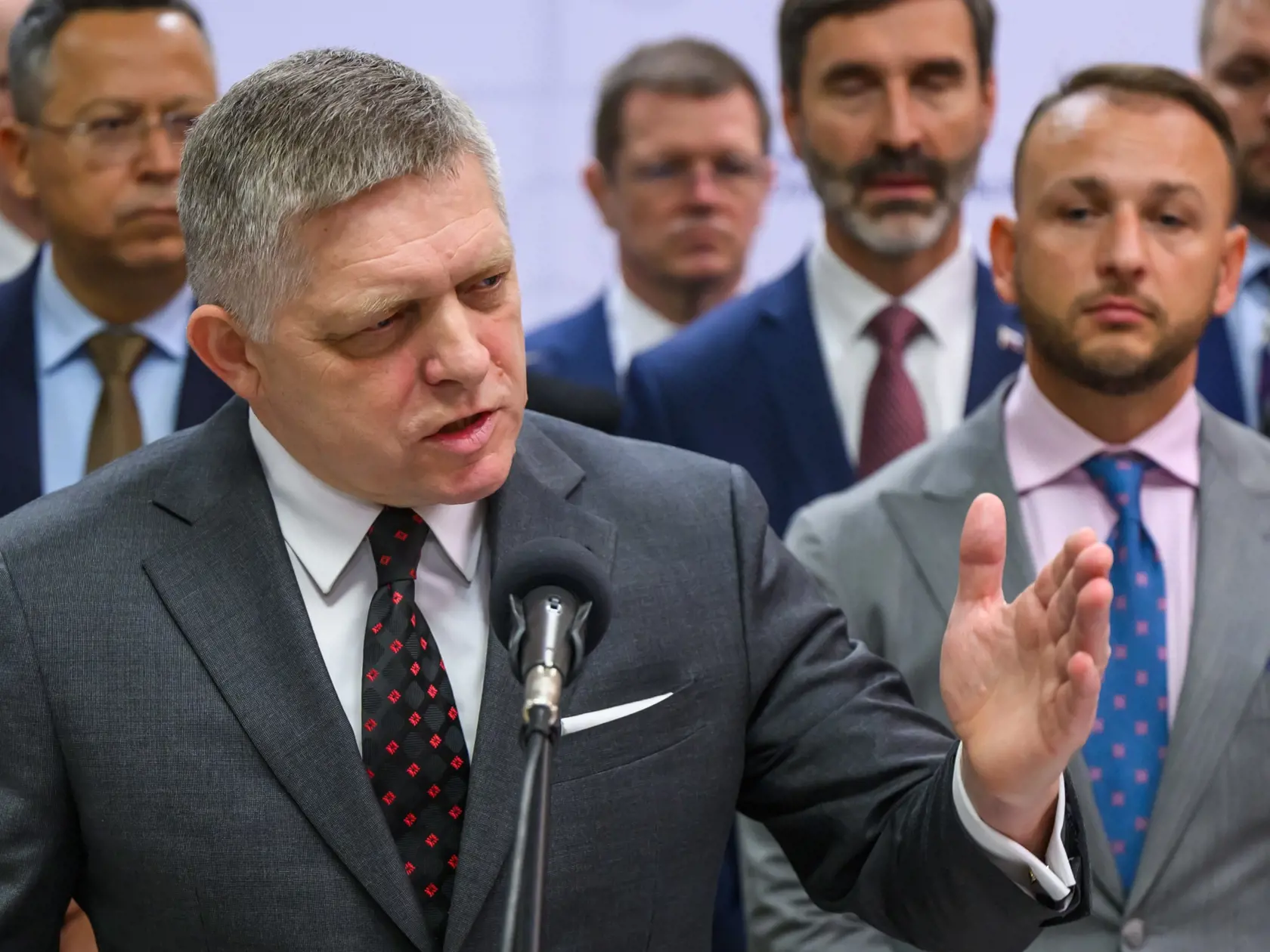 Na snímke v popredí zľava predseda vlády SR Robert Fico (Smer-SD) a minister vnútra SR Matúš Šutaj Eštok (Hlas-SD), zadný rad zľava minister financií SR Ladislav Kamenický (Smer-SD), podpredseda vlády SR pre plán obnovy a znalostnú ekonomiku Peter Kmec (Hlas-SD), minister zahraničných vecí a európskych záležitostí Juraj Blanár (Smer-SD), minister zdravotníctva SR Kamil Šaško (Hlas-SD) po mimoriadnom zasadnutí Bezpečnostnej rady SR v Bratislave 23. januára 2025. FOTO TASR - Jaroslav Novák