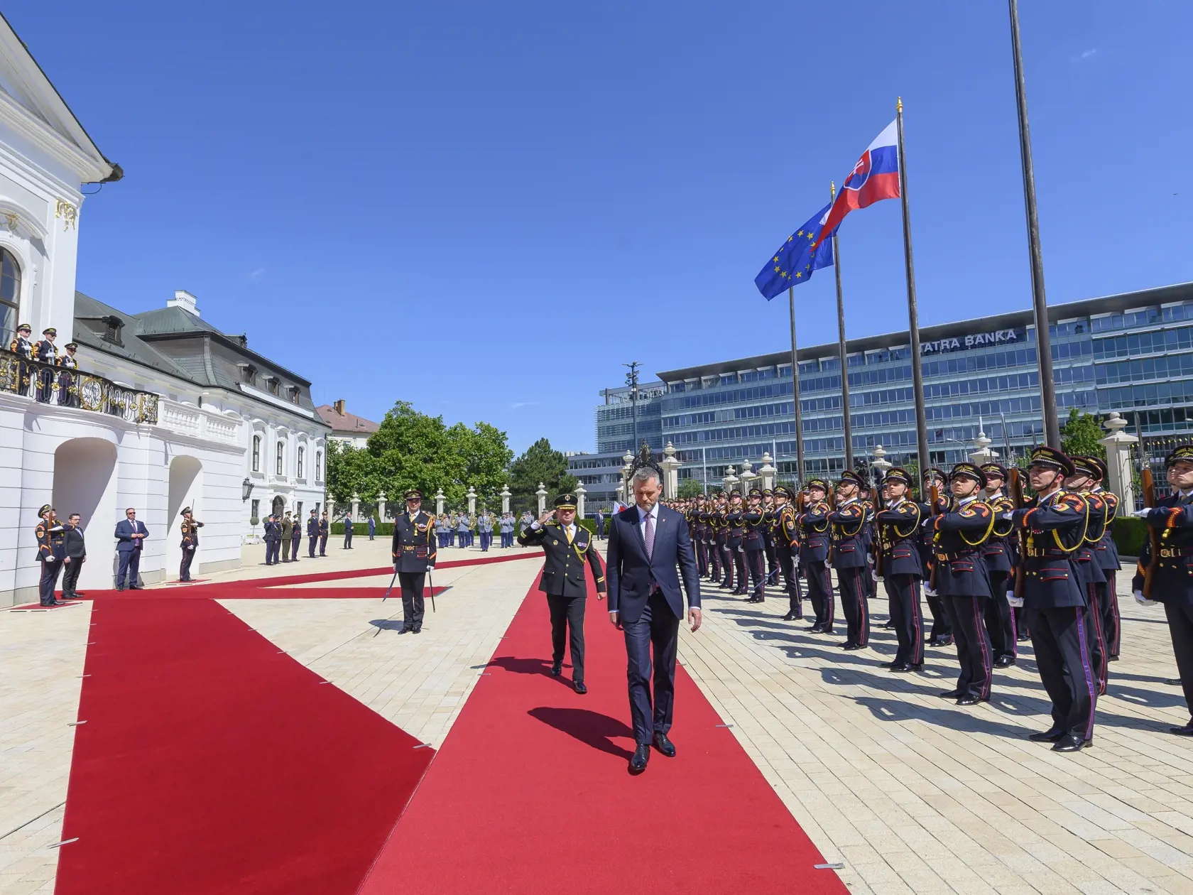 Na snímke uprostred prezident SR Peter Pellegrini počas prehliadky Čestnej stráže prezidenta SR po prevzatí Prezidentského paláca od predchodkyne Zuzany Čaputovej v Bratislave 15. júna 2025. FOTO TASR - Michal Svítok	 
