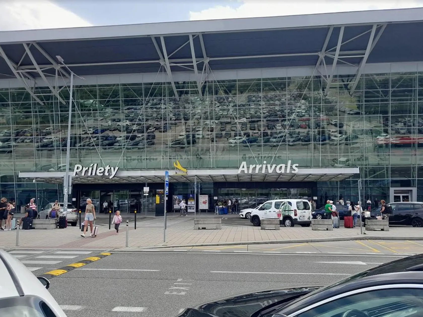 Právo na kompenzáciu podľa uvedeného zdroja vzniká aj v prípade, keď vinou leteckej spoločnosti cestujúci zmešká nadväzný let a tým aj prílet do cieľovej destinácie s omeškaním dlhším ako 3 hodiny. Výška finančnej kompenzácie, pripomína portál meskanieletu.sk, sa odvíja od vzdialenosti medzi miestom odletu a príletu. Pri lete do 1 500 kilometrov je odškodné 250 eur, od 1 500 do 3 500 kilometrov je to 450 eur a pri lete nad 3 500 kilometrov ide o sumu 600 eur.