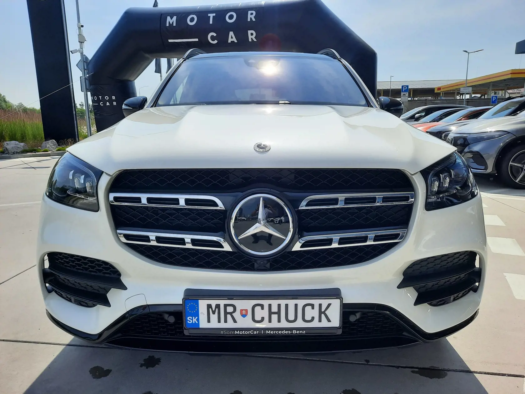 Moderné, 3,4 tony vážiace SUV kúpil podľa našich informácií manažment ORION festivalu špeciálne pre Chucka Norrisa a počas jeho návštevy u nás poslúži na osobnú prepravu tejto americkej megahviezdy - využívať ho bude okamžite po prílete a nevzdá sa ho až do odletu naspäť do USA.